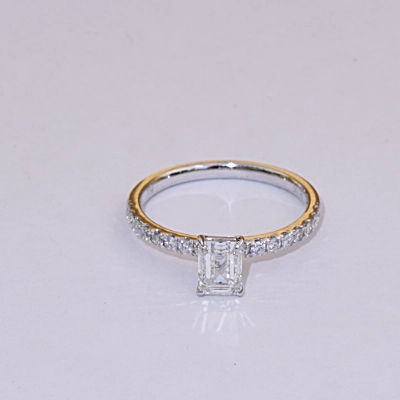 Emerald Cut Diamant Solitär Ring 0.80 ct TW SI1 750er Weissgold 0.27 ct mit GIA Gutachten Top Design