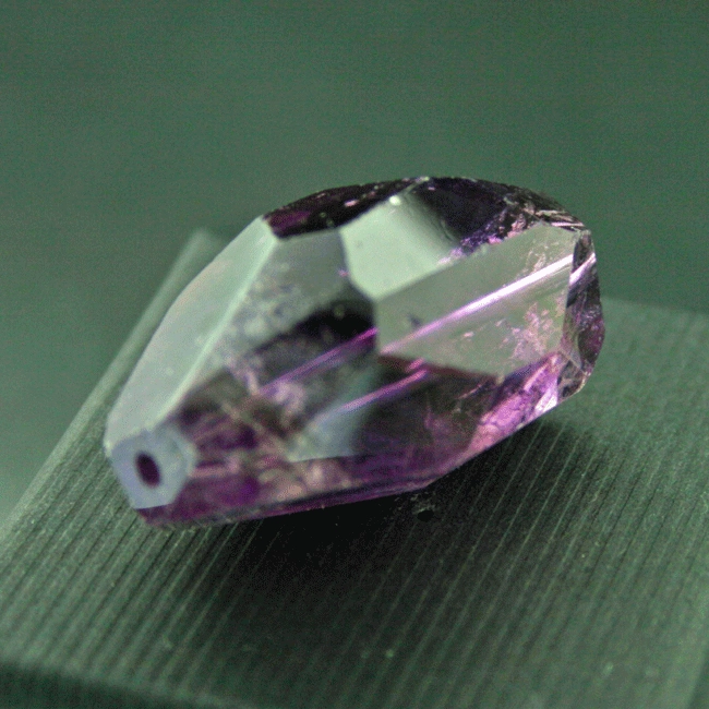 Amethyst im Naturschliff ca. 33 mm lang x 18 mm breit, durchbohrt