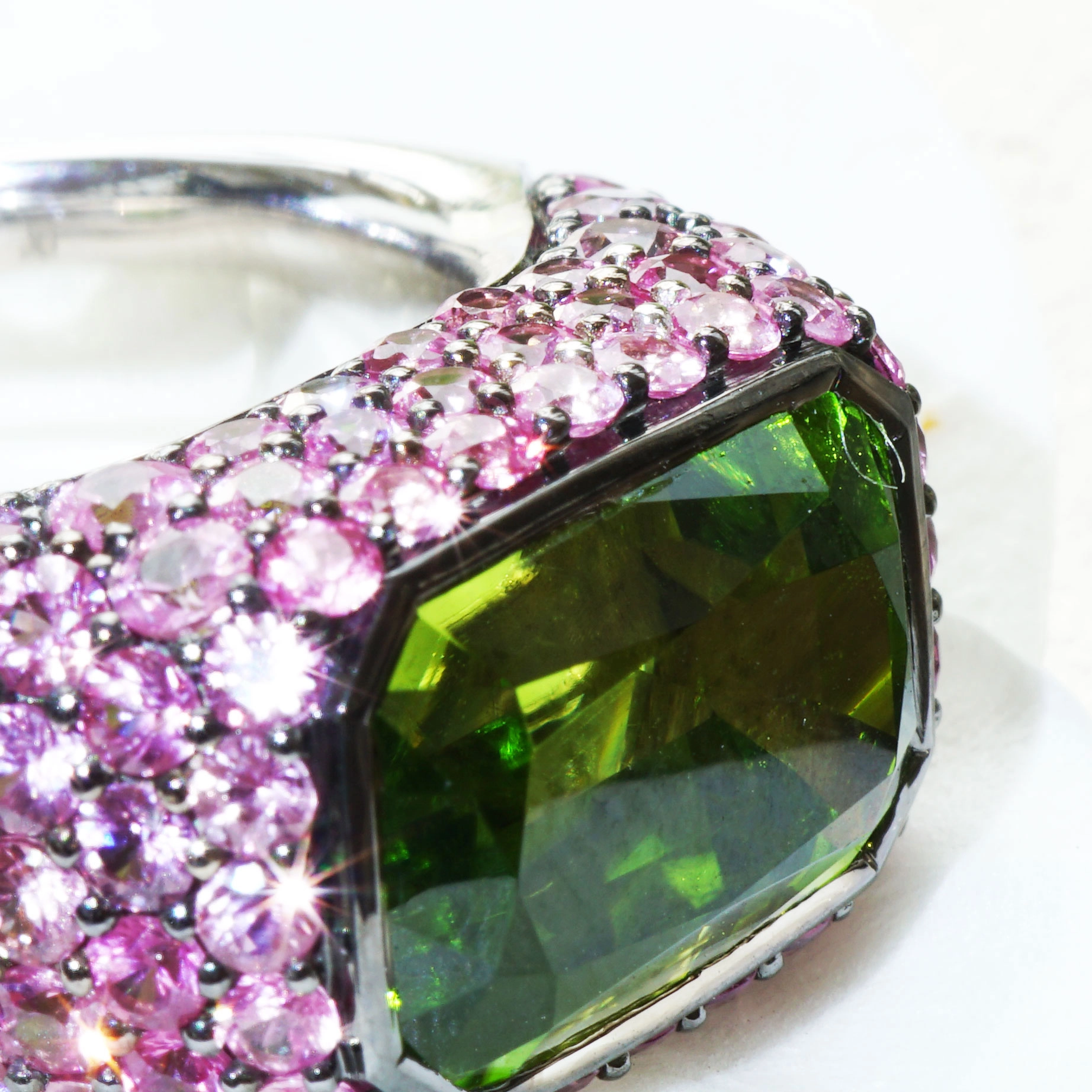 Saphir Peridot Ring 750er Weissgold Investment Edelstein Supat Mine Pakistan 9 ct mit Expertise