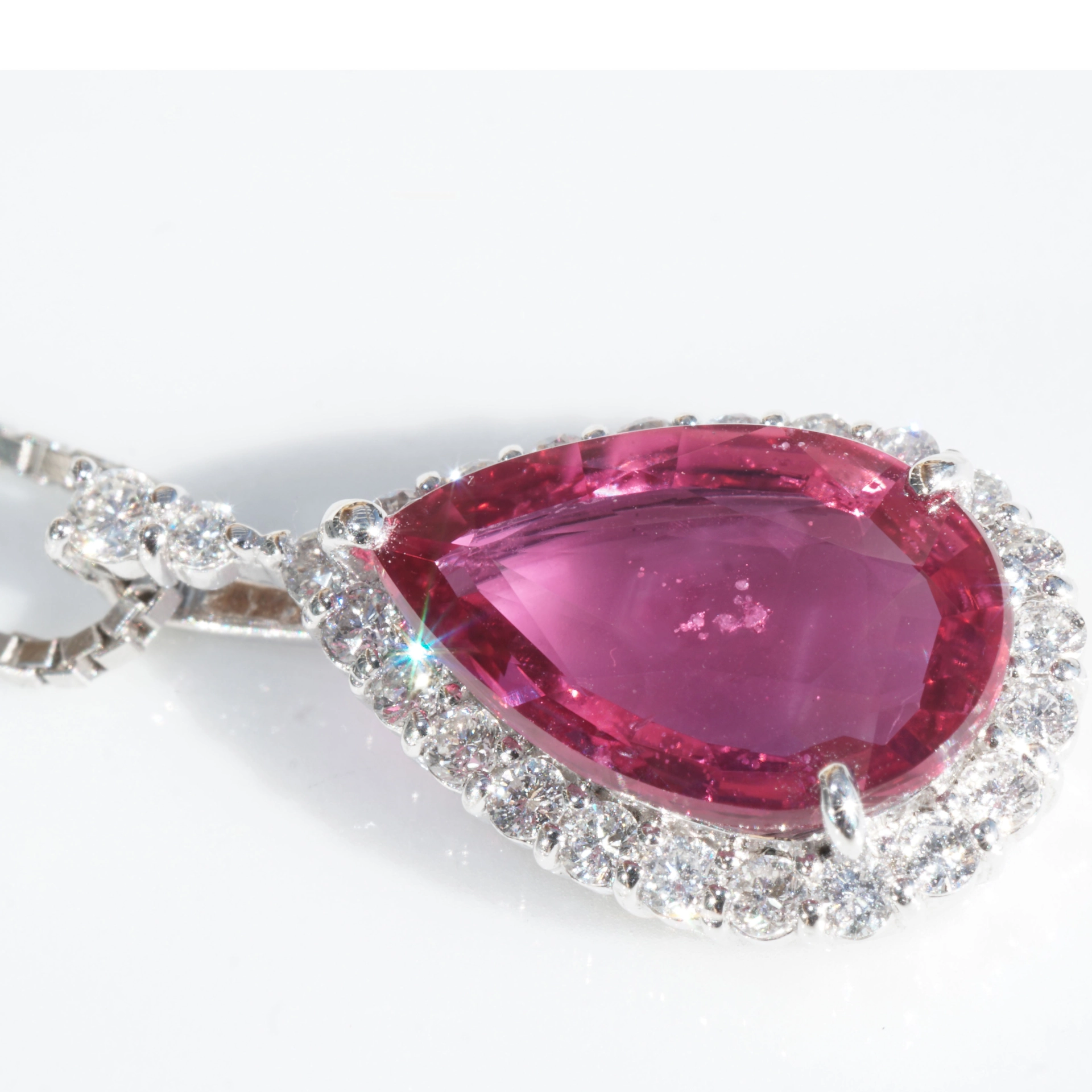 Rubin Brillant Anhänger 3.03 ct unerhitzt Mosambik AIGS Zertifikat 950er Platin 0.43 ct selten