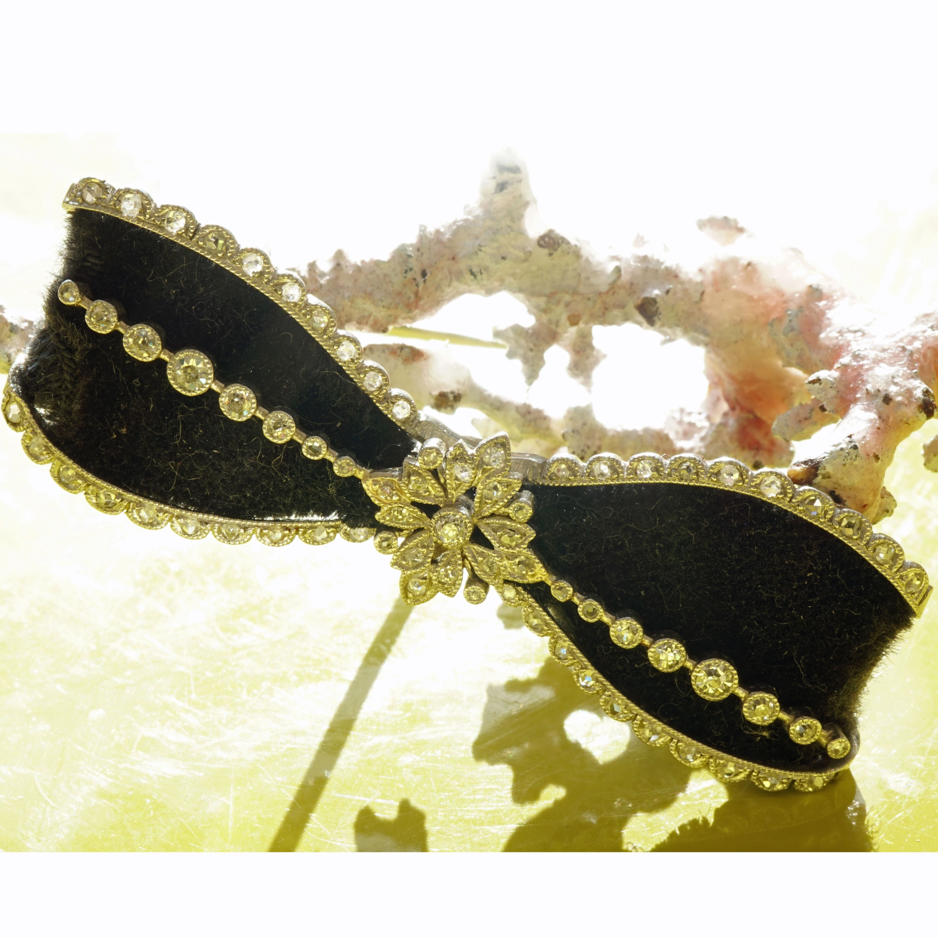 Art Deco Schleife Brosche um 1930 mit 0.77 ct Diamanten 950er Platin...nostalgische Eleganz