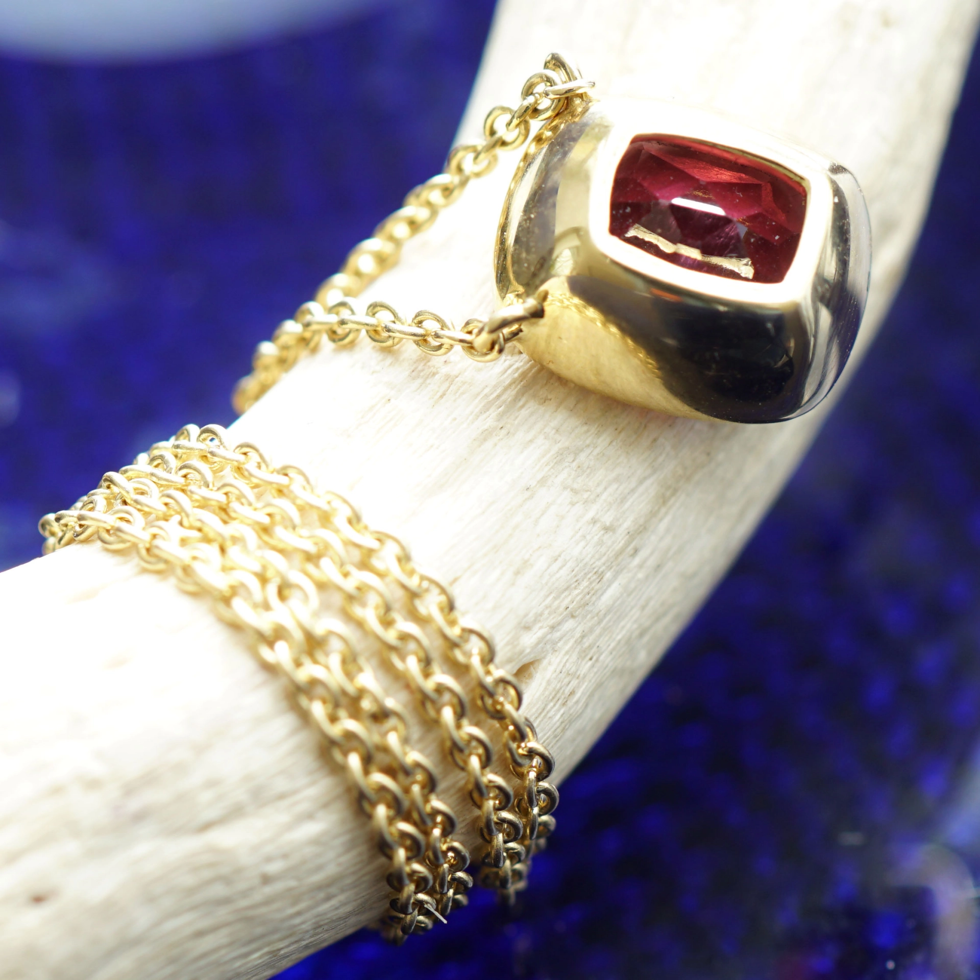 Rhodolith Collier 2.65 ct 750er Gelbgold 10 x 9 mm Spitzenqualität AAA+ Herzblut