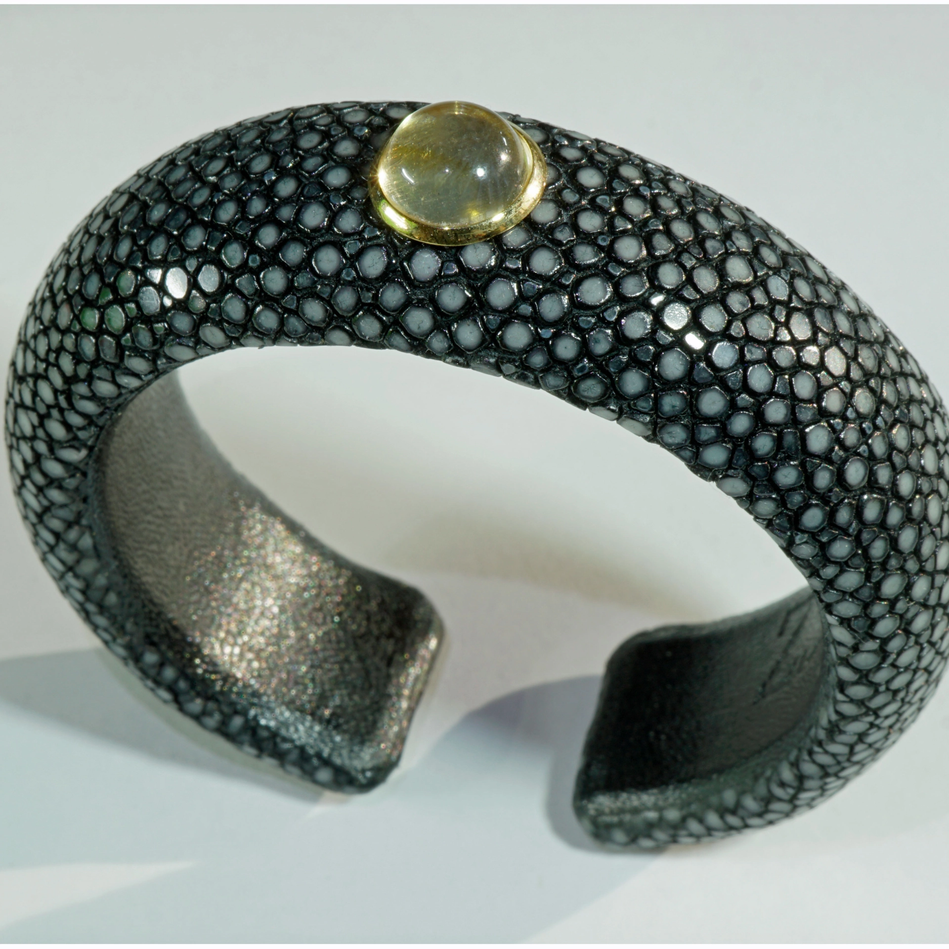 Rochenleder Armreif  585er Gelbgold mit Lemoncitrin toller Kontrast zu schwarz