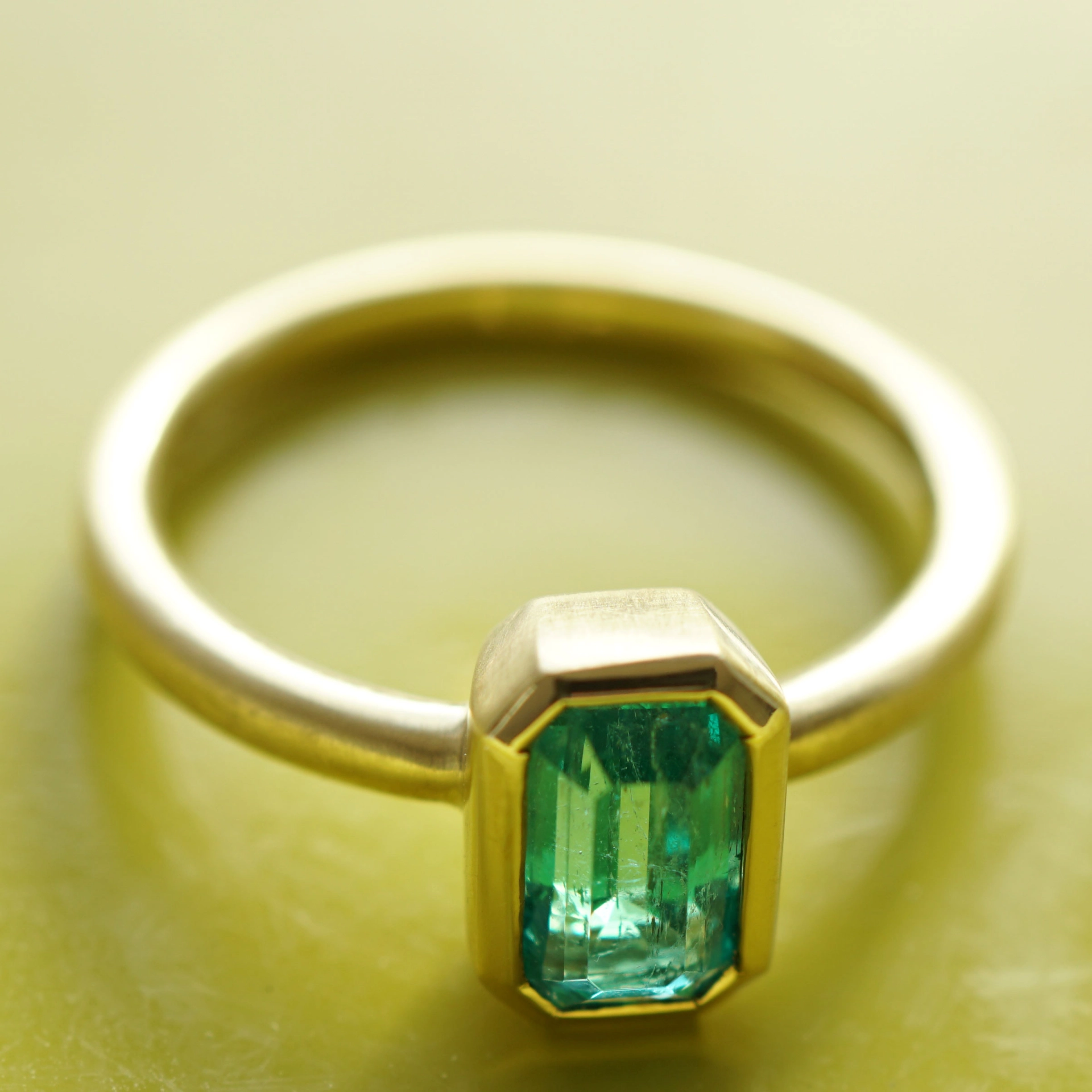 Smaragd Ring 0.97 ct Topqualität aus Afghanistan 750er Gelbgold Handarbeit