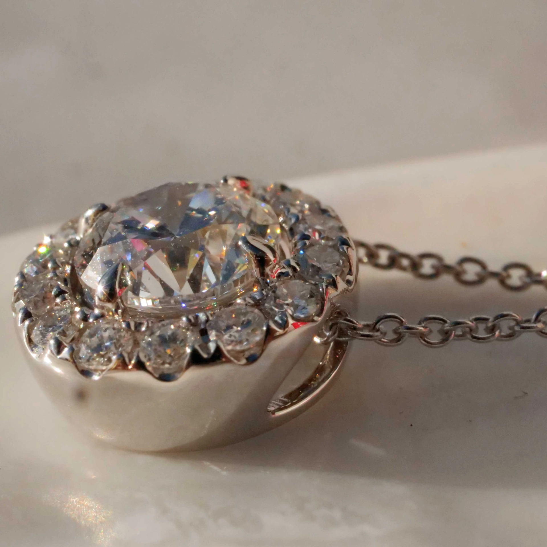 Brillant Anhänger rund 1.00 ct E SI1 6.17 - 6.25 x 4.01 mm im Halo Stil 0.25 ct GIA Gutachten