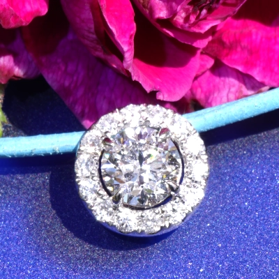 Brillant Anhänger rund 1.00 ct E SI1 6.17 - 6.25 x 4.01 mm im Halo Stil 0.25 ct GIA Gutachten