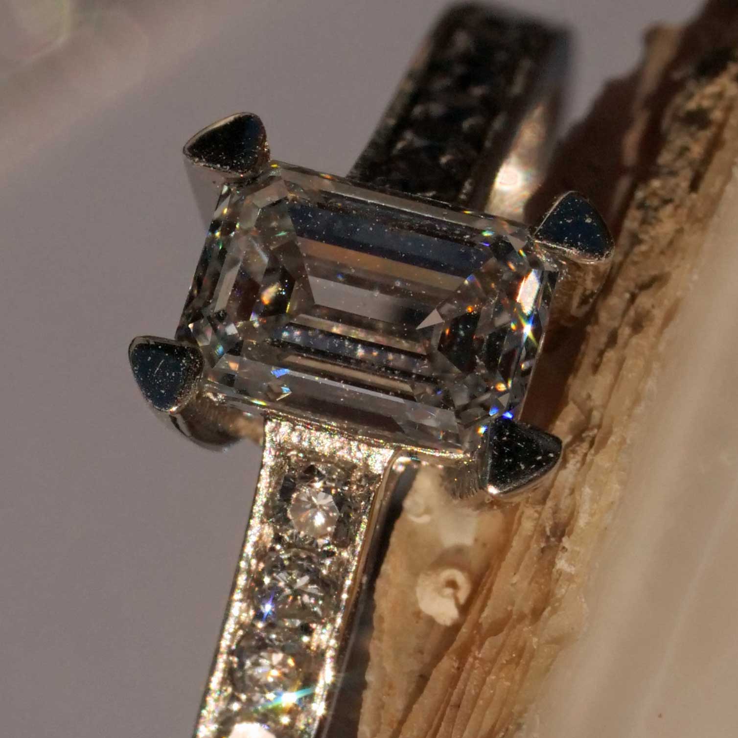 Emeraldcut Diamant Ring 0.64 ct D VS2 Silhouette Bentner GIA Zertifikat 950er Platin 