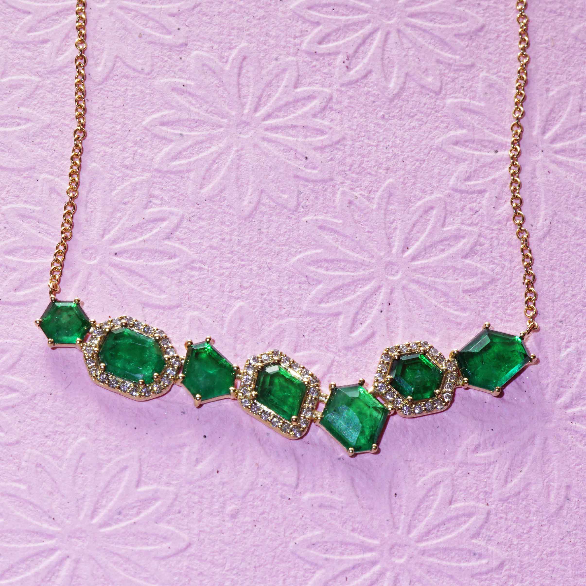 Neongrünes Smaragd Brillant Collier 750er Gelbgold 2.94 ct 0.26 ct Mingora Mine im Swat Tal in Pakistan