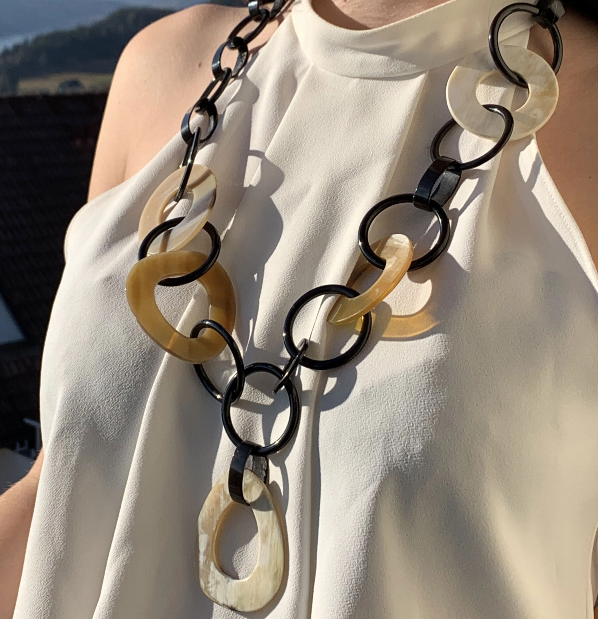 Hornkette unterschiedliche Ovalringe ca. 74 cm lang mit Hänger locker und easy....