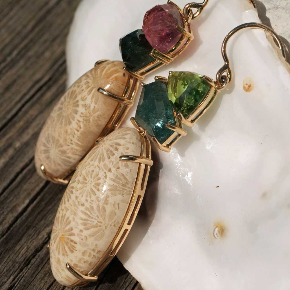 Turmalin Ohrhänger 585er Gelbgold 9.22 ct mit versteinerter Koralle aus Bali aus einer anderen Zeit
