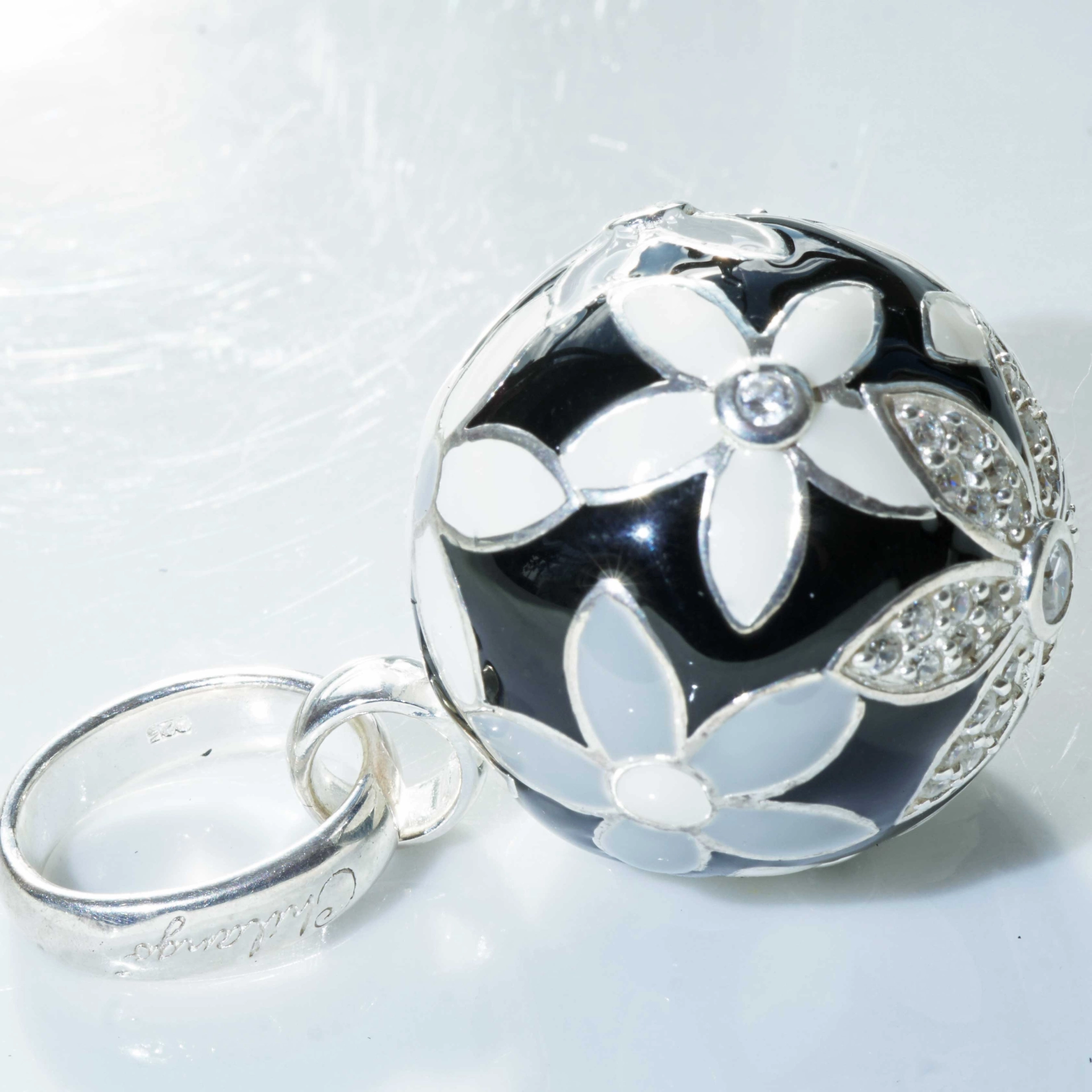 Original Chilango Anhänger im Stil Faberge Emaille Flower schwarz-weiss 925er Silber mit Steinbesatz