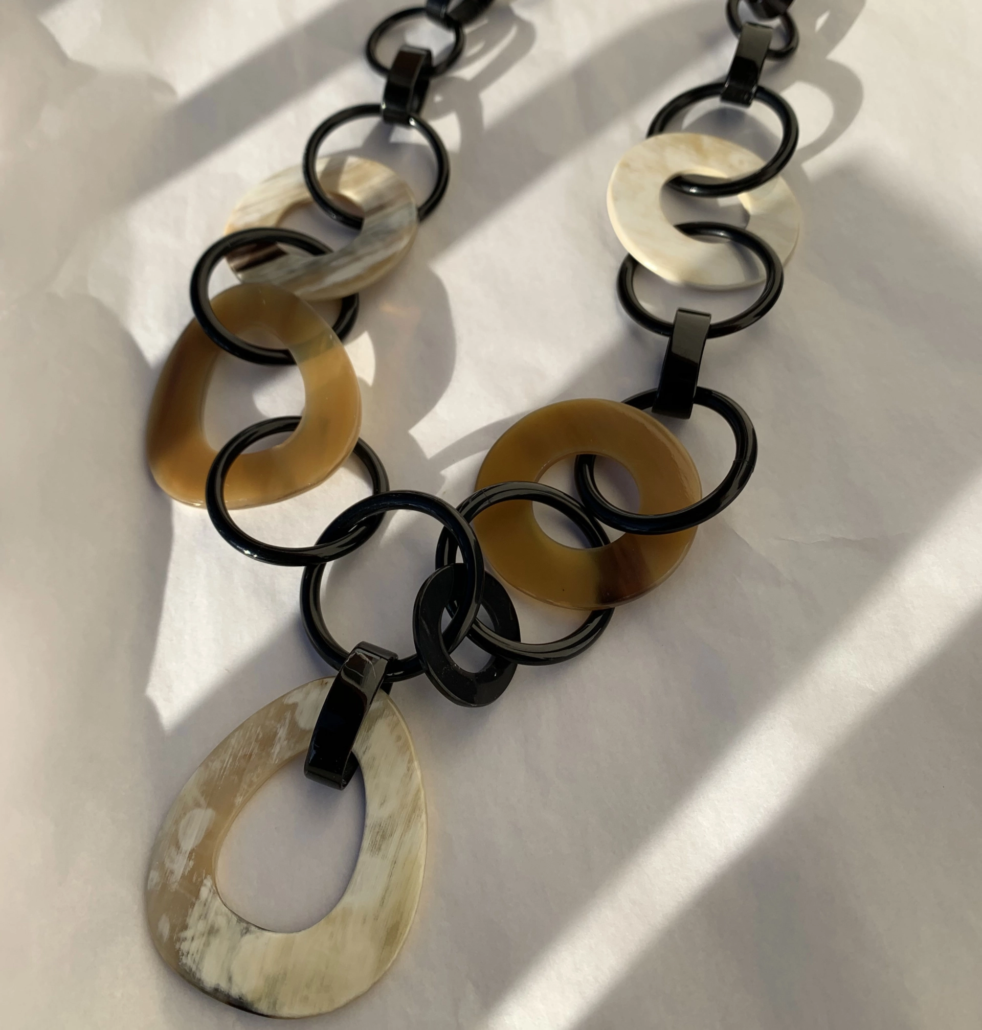 Hornkette unterschiedliche Ovalringe ca. 74 cm lang mit Hänger locker und easy....