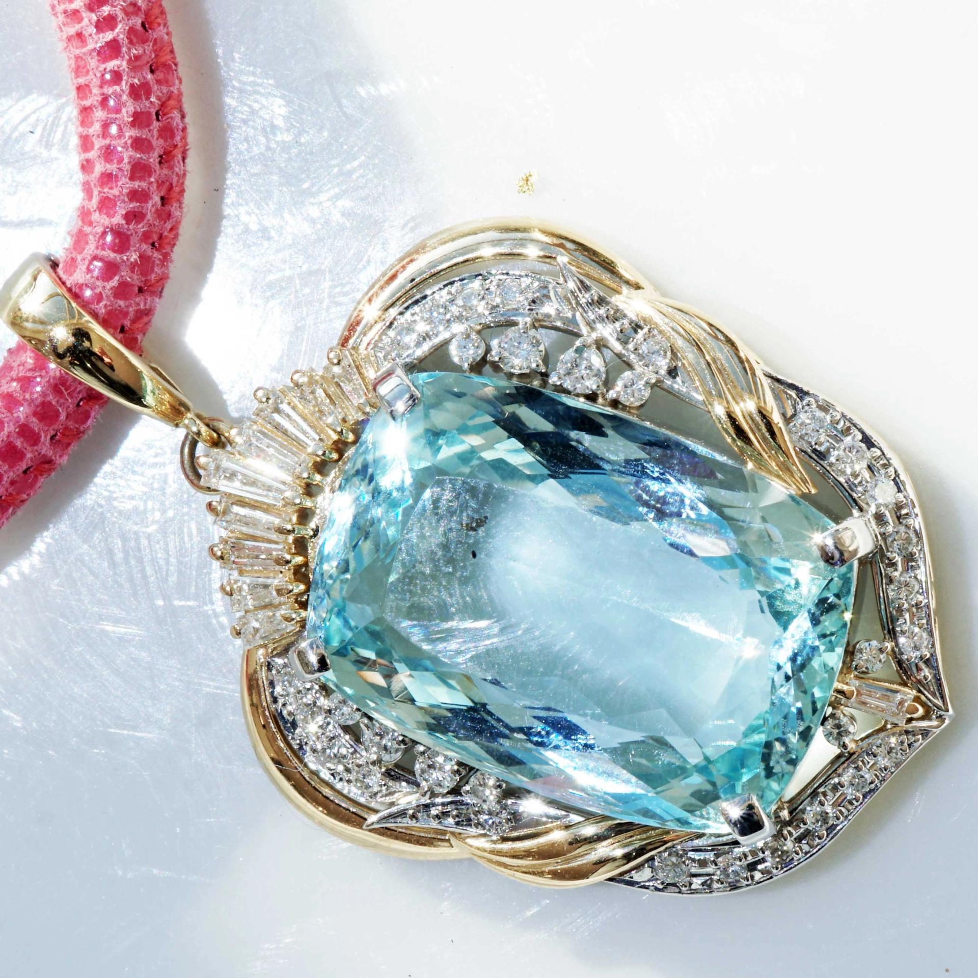 Aquamarin Brillant Anhänger 750er Gelbgold 24.50 ct 0.83 ct...intensiv Hellblau Ausnahme Farbe