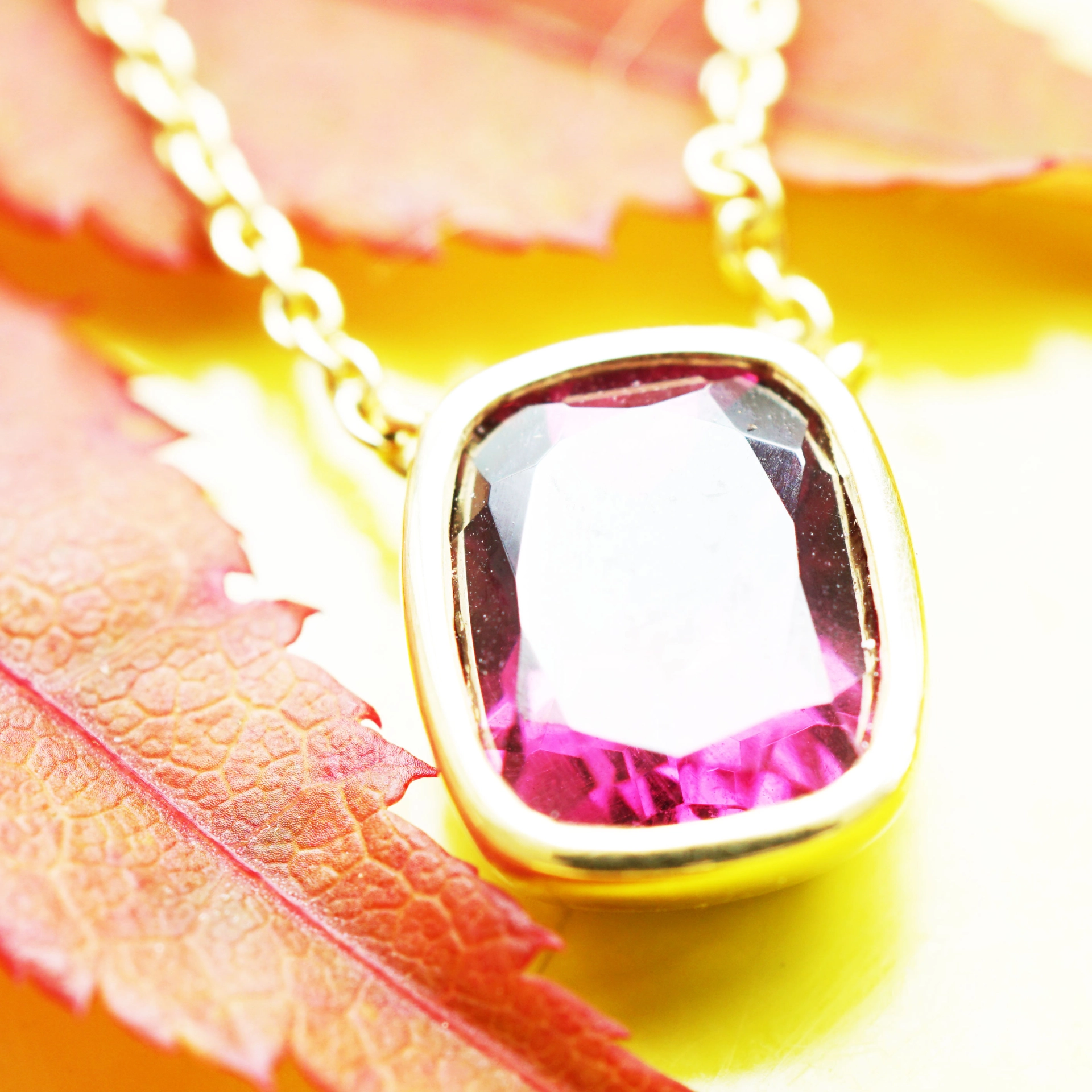 Rhodolith Collier 2.65 ct 750er Gelbgold 10 x 9 mm Spitzenqualität AAA+ Herzblut