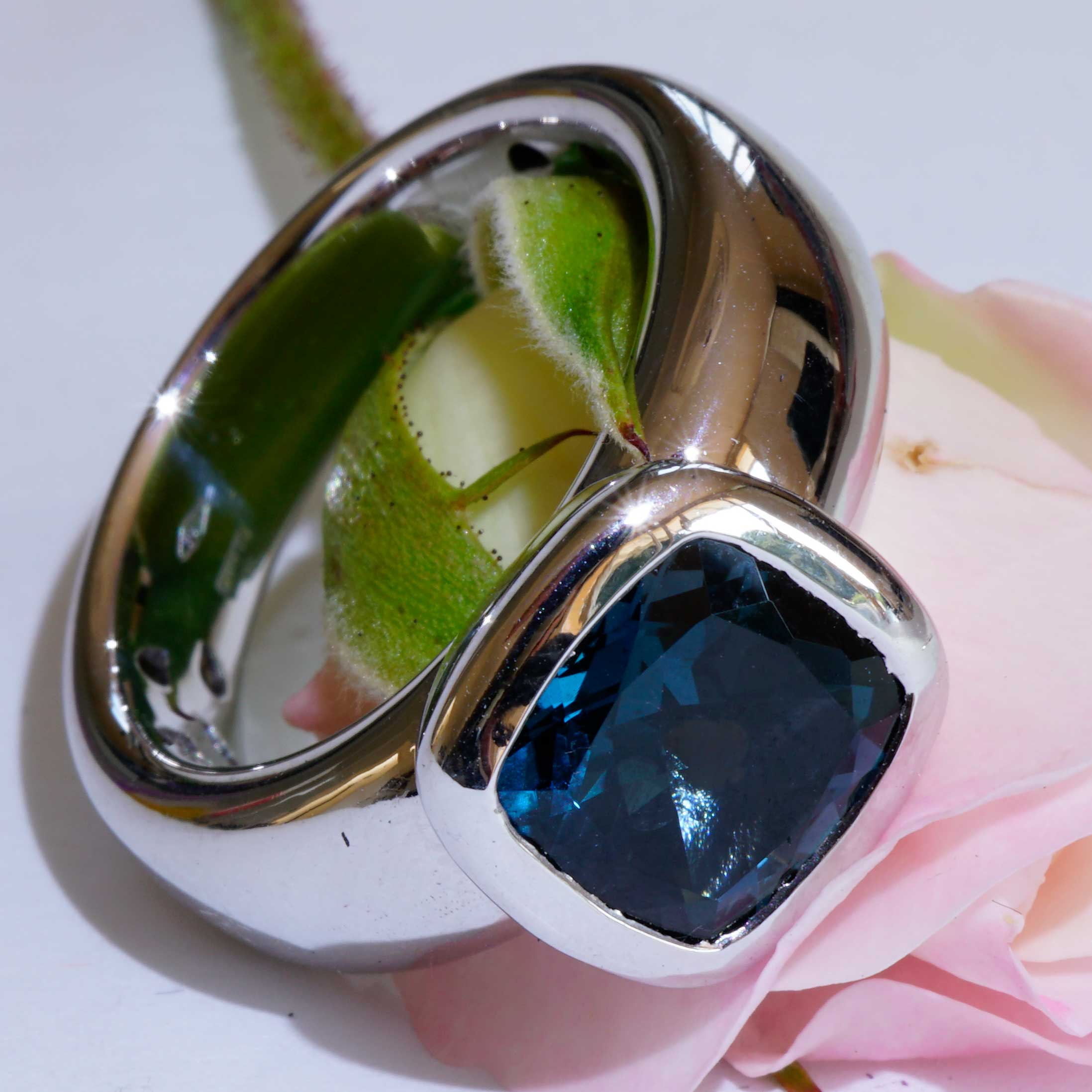 London Blue Topas Ring 750er Weissgold Valenza .....bella Italia....kleiner Kardinalring...so trendy