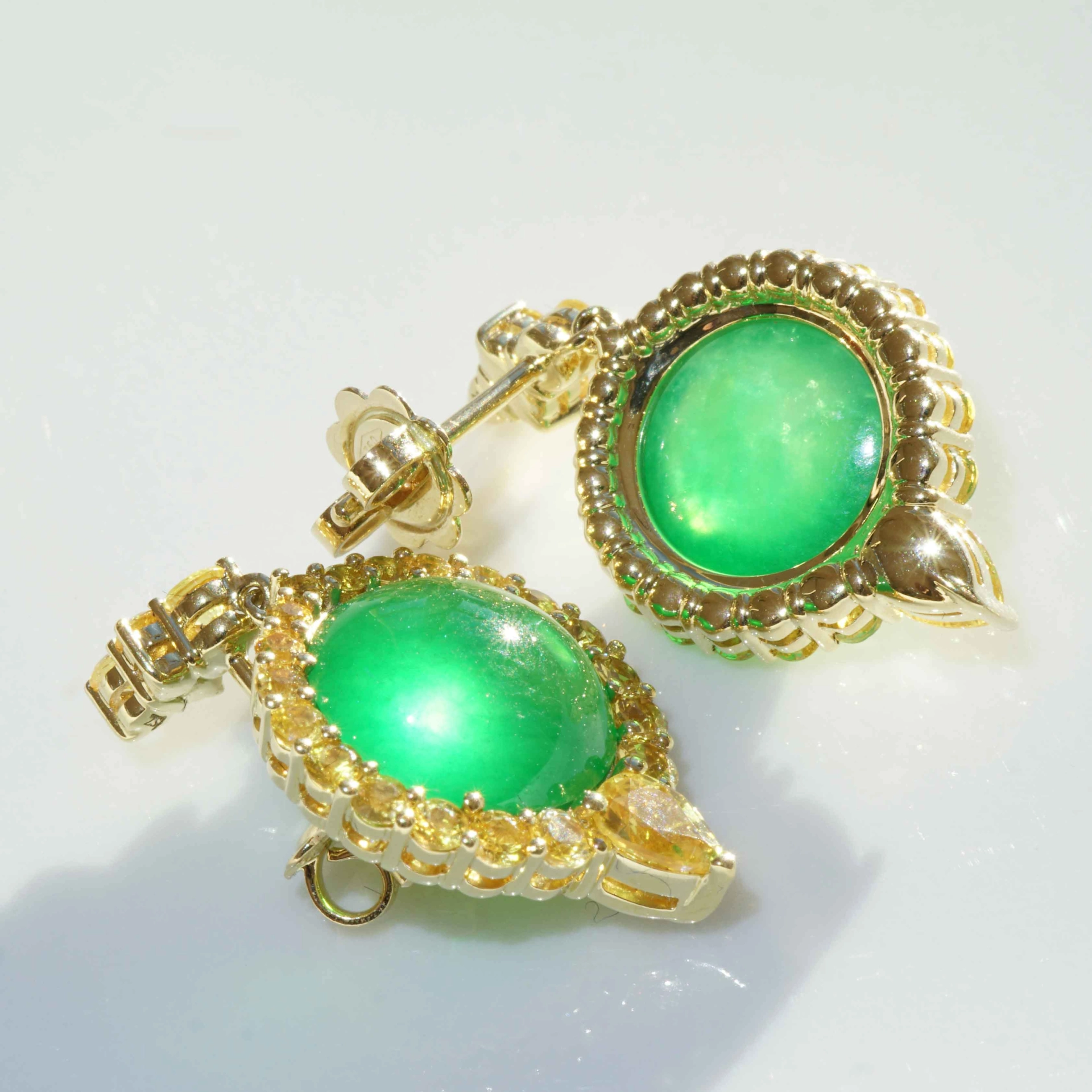 Imperial Burma Jade Saphir Ohrhänger Juwelierskunst 750er Gelbgold 9.98 ct 3.76 ct