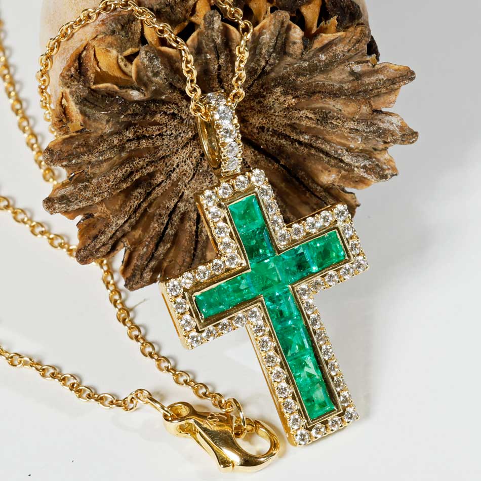 Leuchtend grünes AAA+ Panshir Smaragd Brillant Kreuz mit Kette in 750er Gelbgold - 0.98 ct 0.38 ct TW VS
