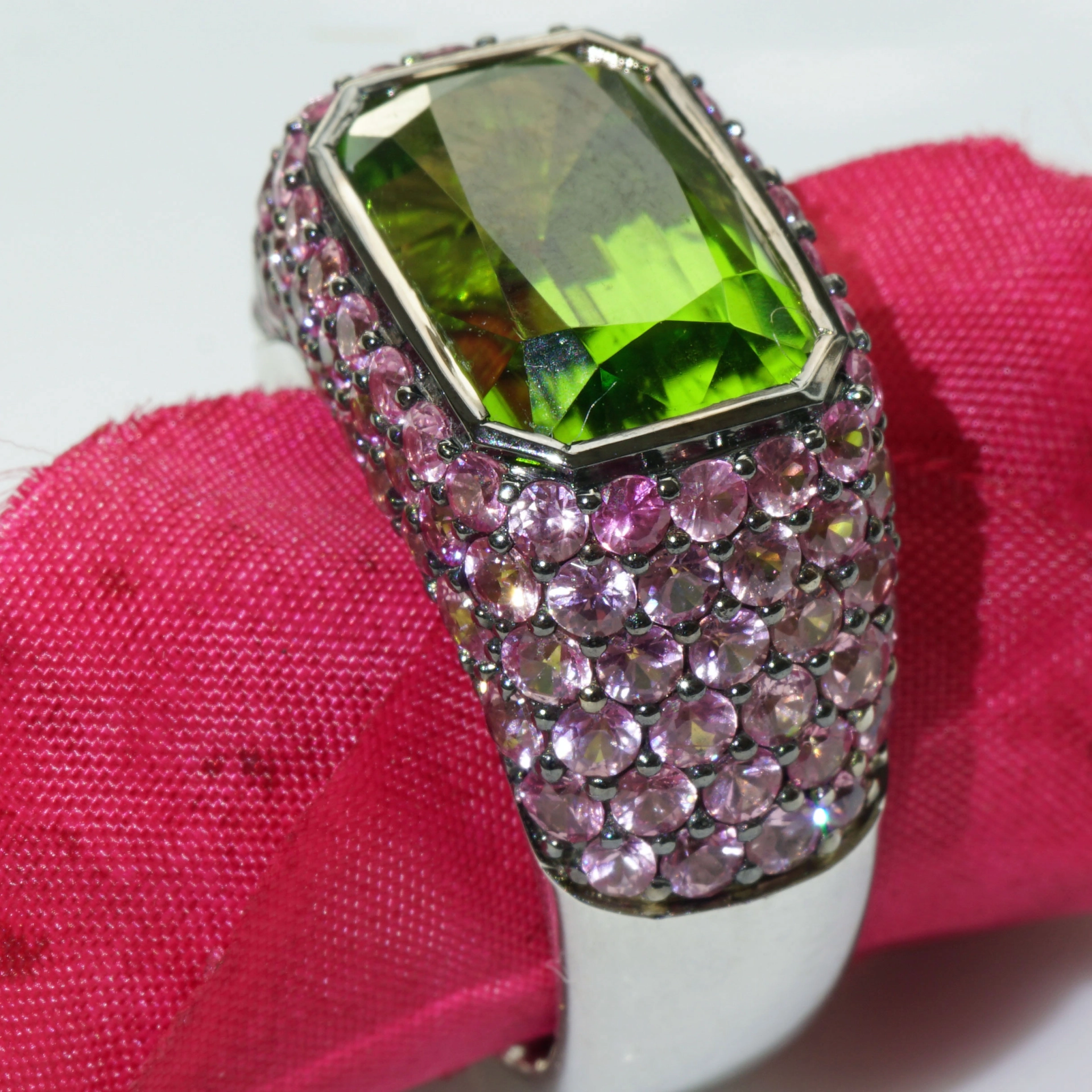 Saphir Peridot Ring 750er Weissgold Investment Edelstein Supat Mine Pakistan 9 ct mit Expertise