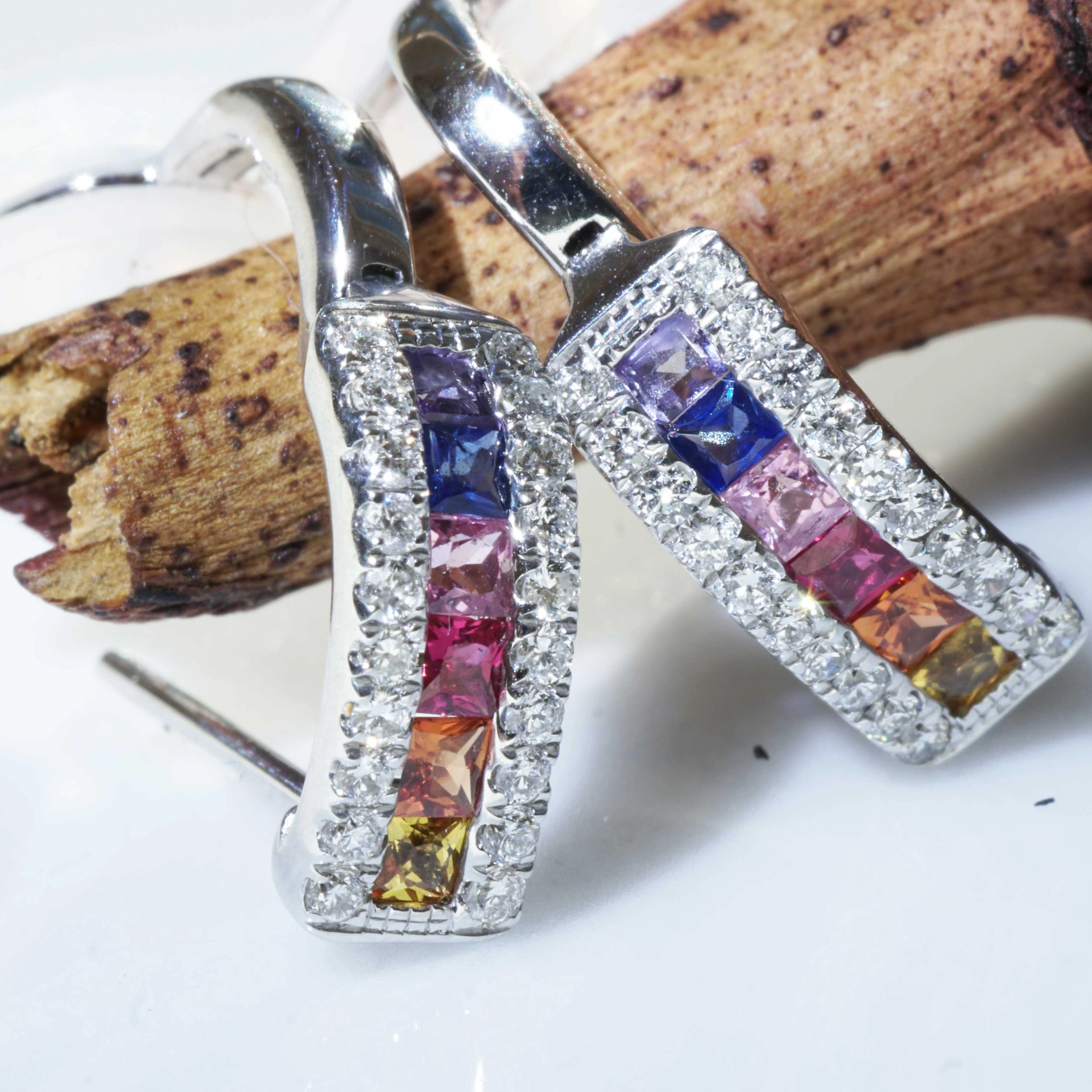 Multifarbene Halb Creolen im Regenbogen Verlauf mit Saphir, Rubin, Amethyst und Brillanten 750er Wei