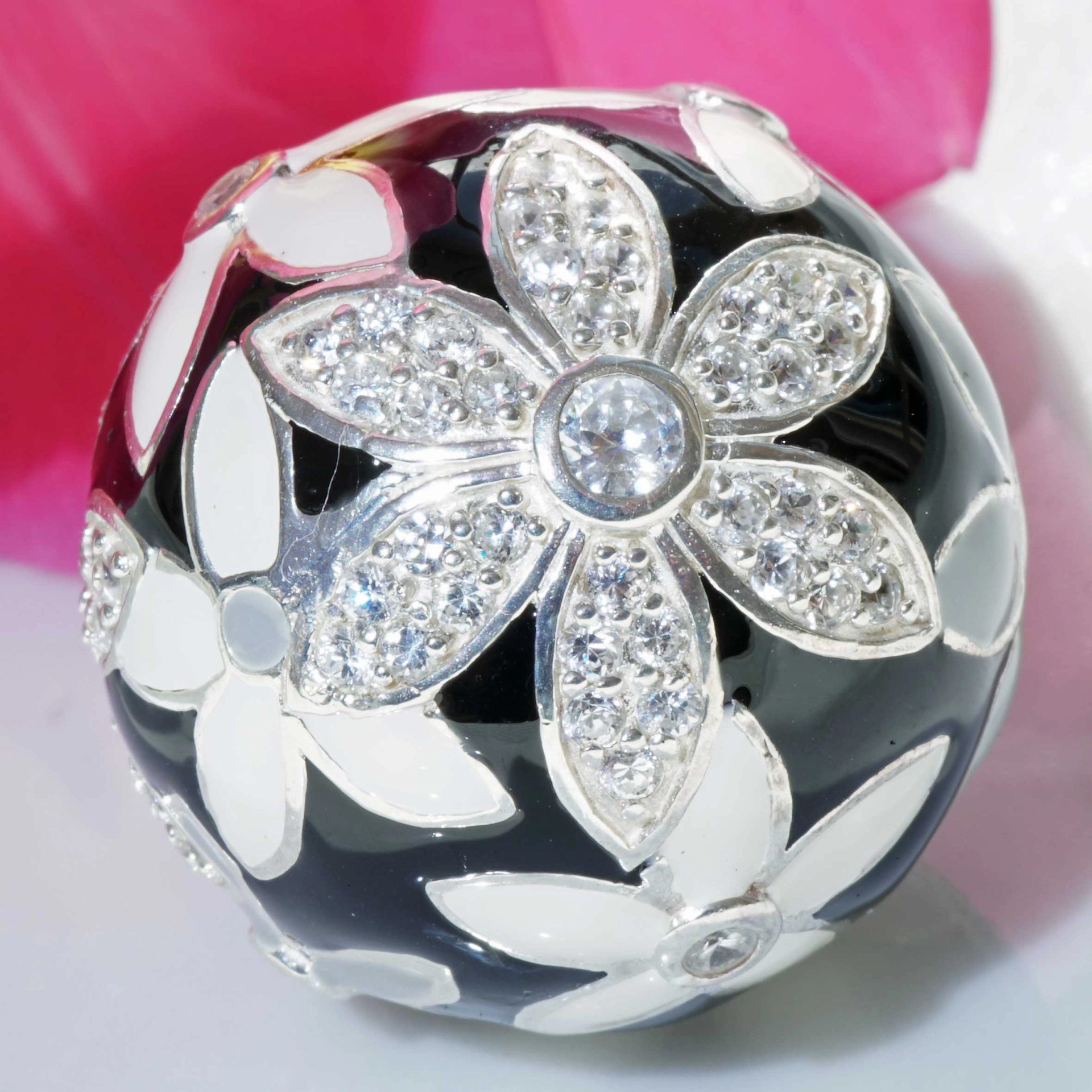 Original Chilango Anhänger im Stil Faberge Emaille Flower schwarz-weiss 925er Silber mit Steinbesatz
