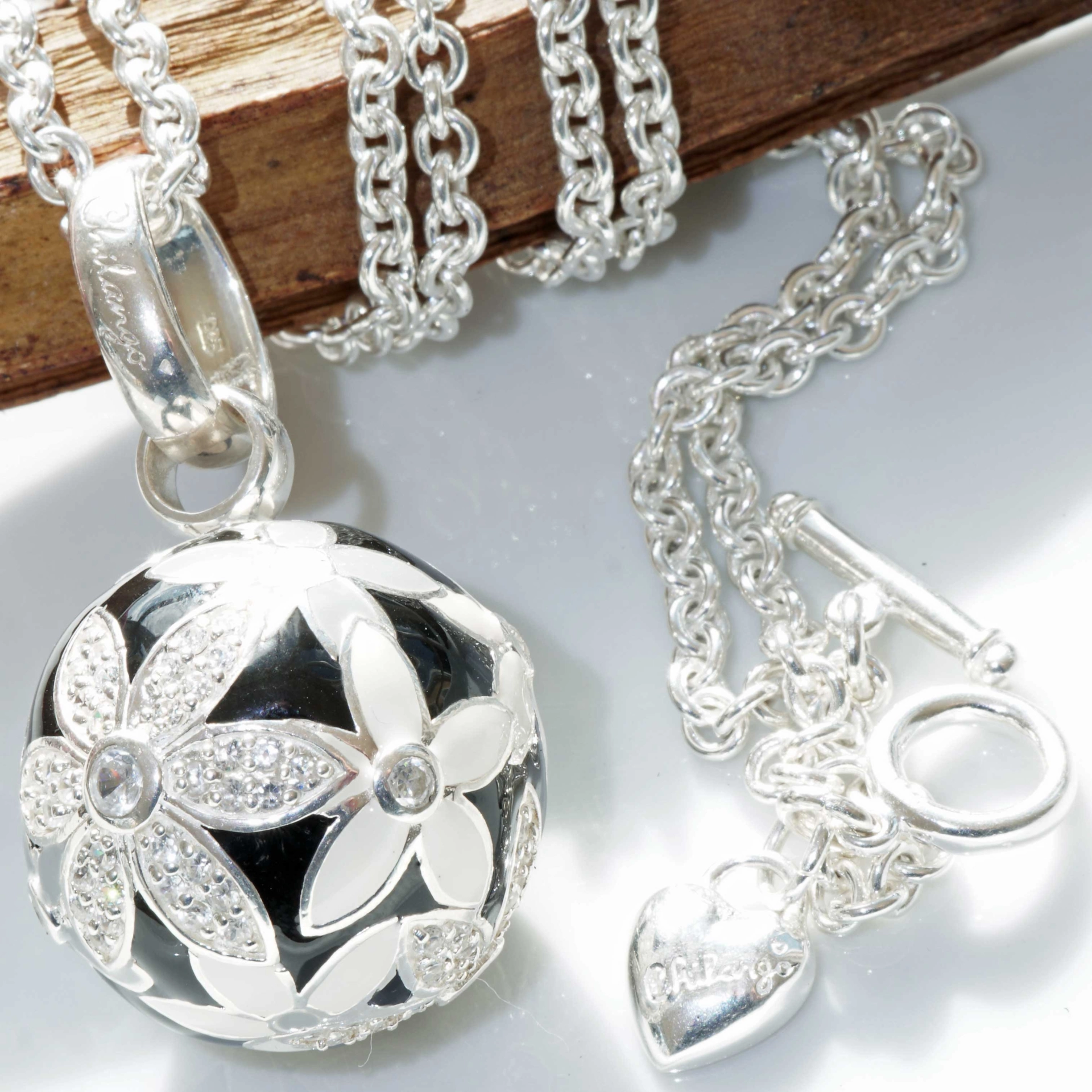 Original Chilango Anhänger im Stil Faberge Emaille Flower schwarz-weiss 925er Silber mit Steinbesatz