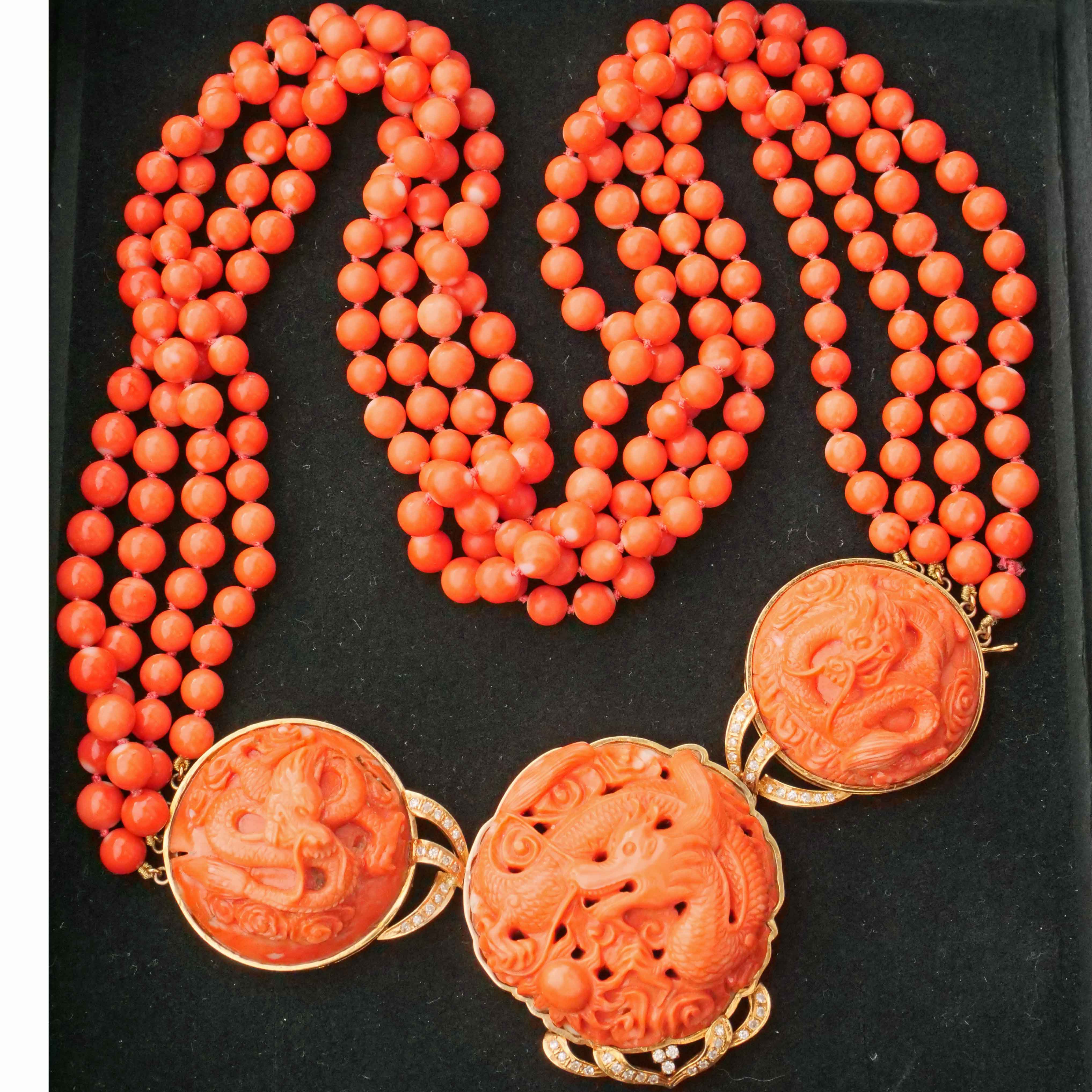 Korall Brillant Collier um 1980 mit geschnitzten Drachenmotiven und vierreihiger Korallkugelkette