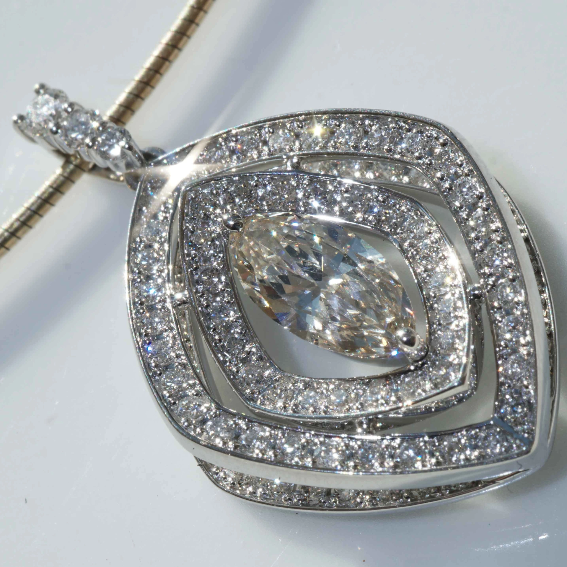 Marquise Solitär Anhänger 1.86 ct 900er Platin Meisterarbeit mit Strahlkraft