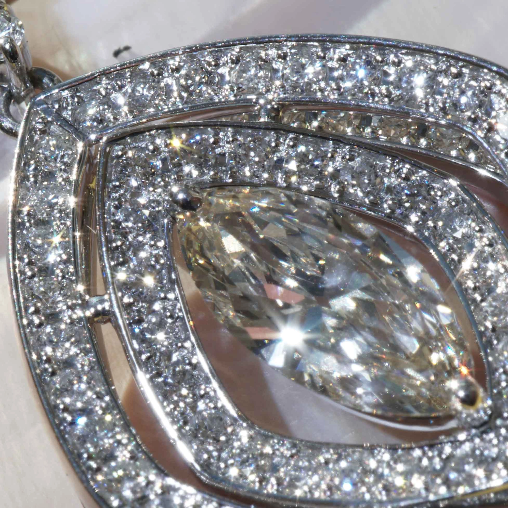 Marquise Solitär Anhänger 1.86 ct 900er Platin Meisterarbeit mit Strahlkraft