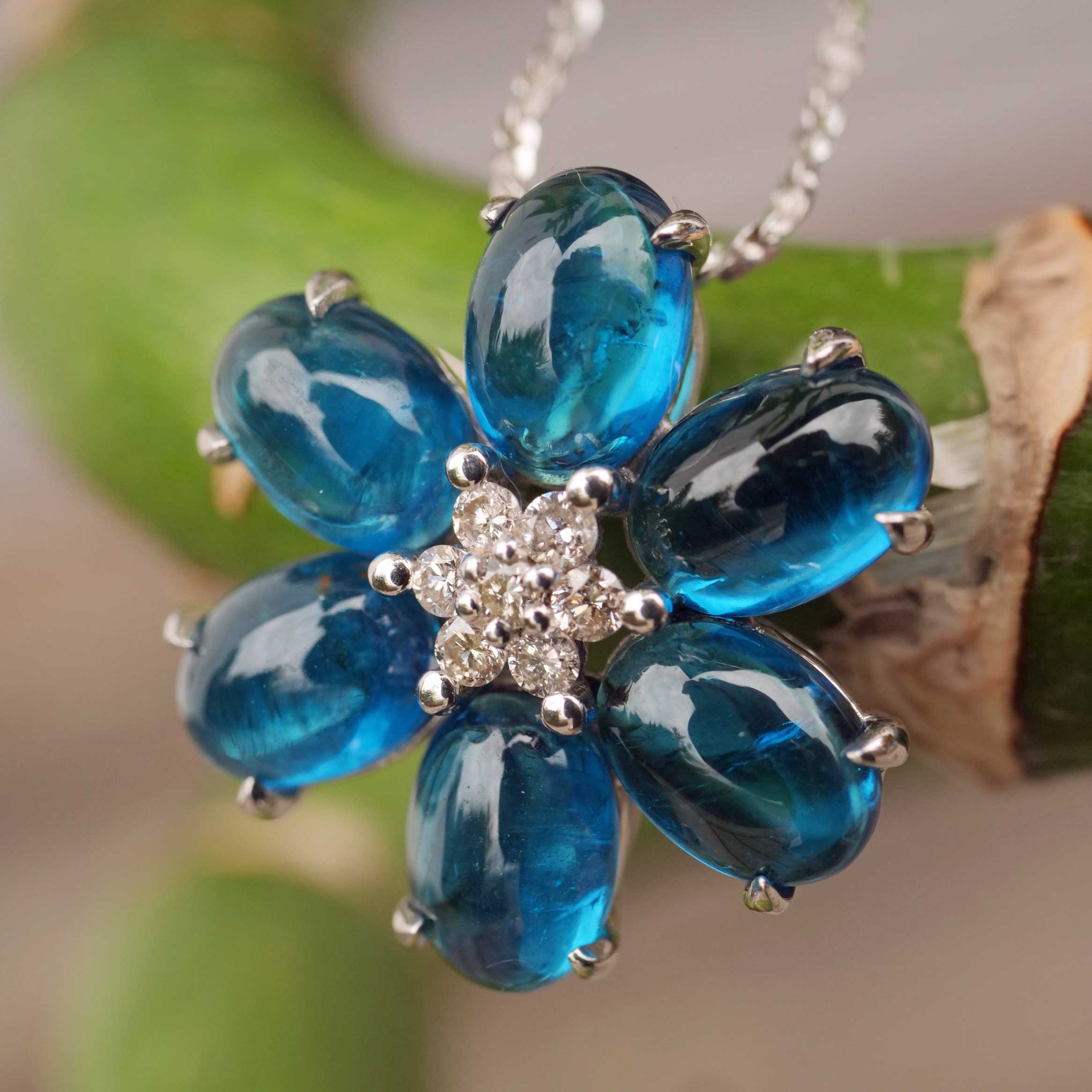 Apatit Brillant Anhänger mit Kette in 750er Weissgold...die Spaß Farbe NEONBLAU total ca. 5.45 ct 