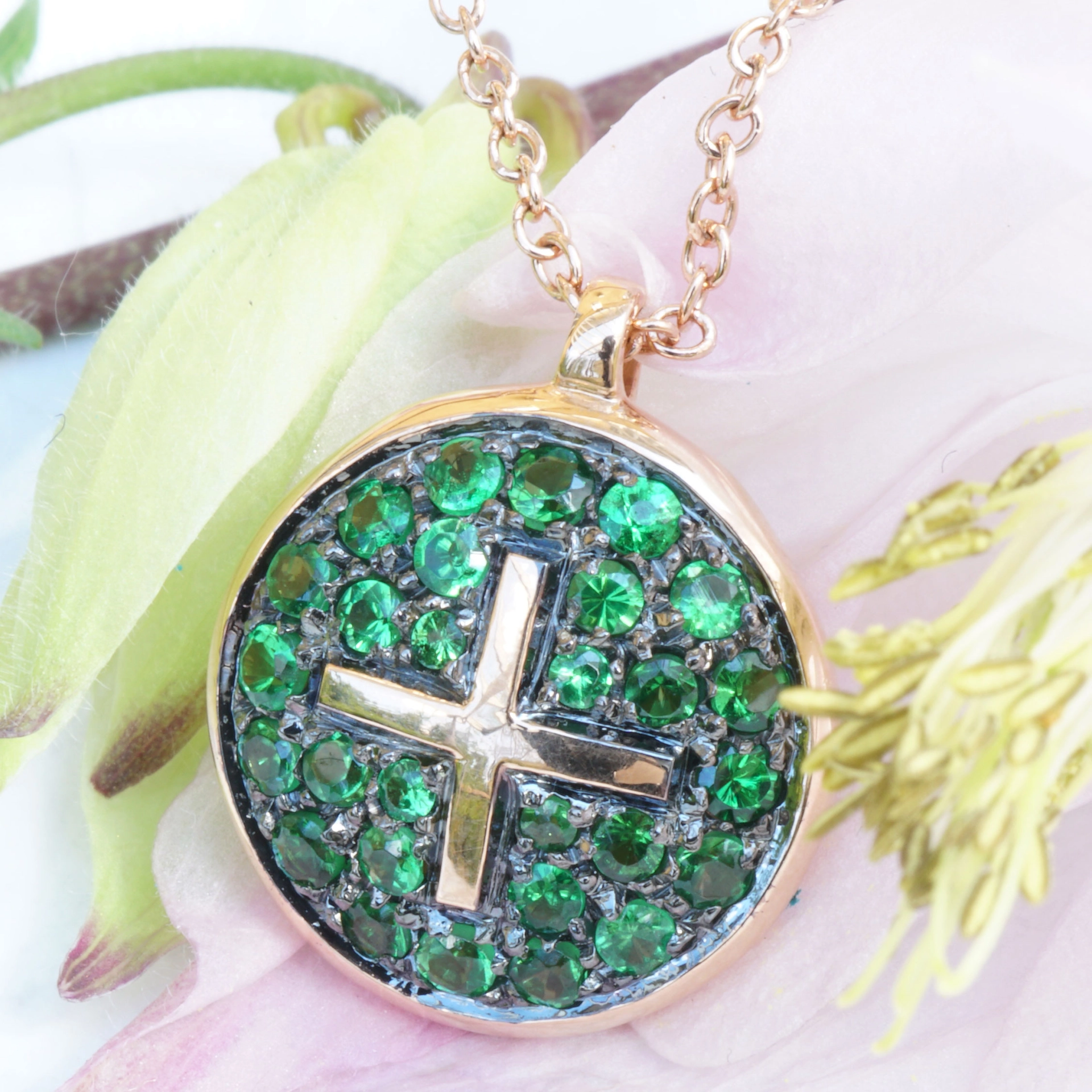 Tsavorith Kreuz Anhänger m. Kette 750er Rosegold....supercool gearbeitet in Traditionsgoldschmiede