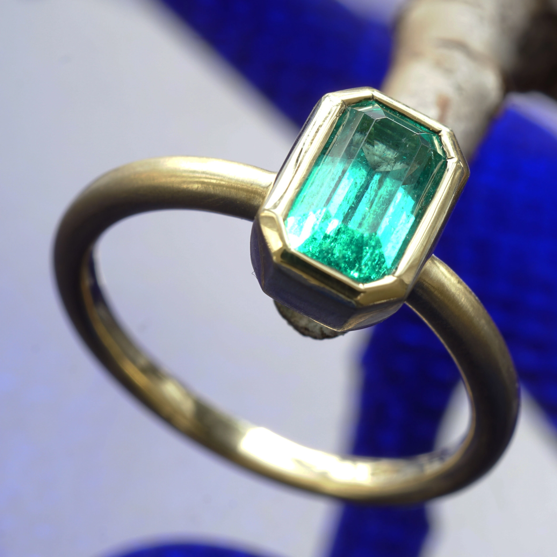 Smaragd Ring 0.97 ct Topqualität aus Afghanistan 750er Gelbgold Handarbeit