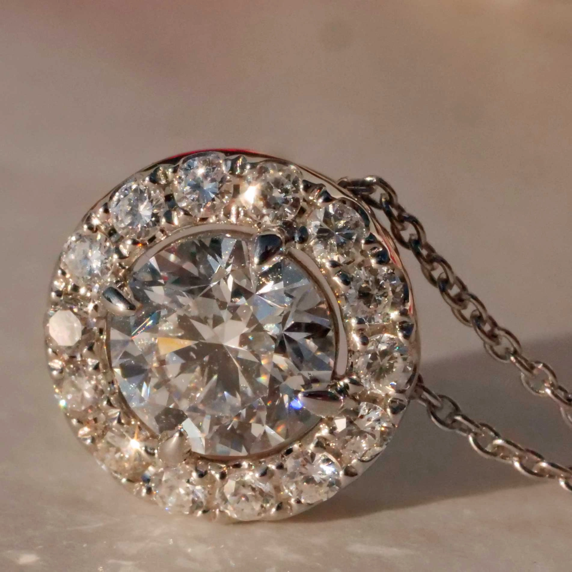 Brillant Anhänger rund 1.00 ct E SI1 6.17 - 6.25 x 4.01 mm im Halo Stil 0.25 ct GIA Gutachten