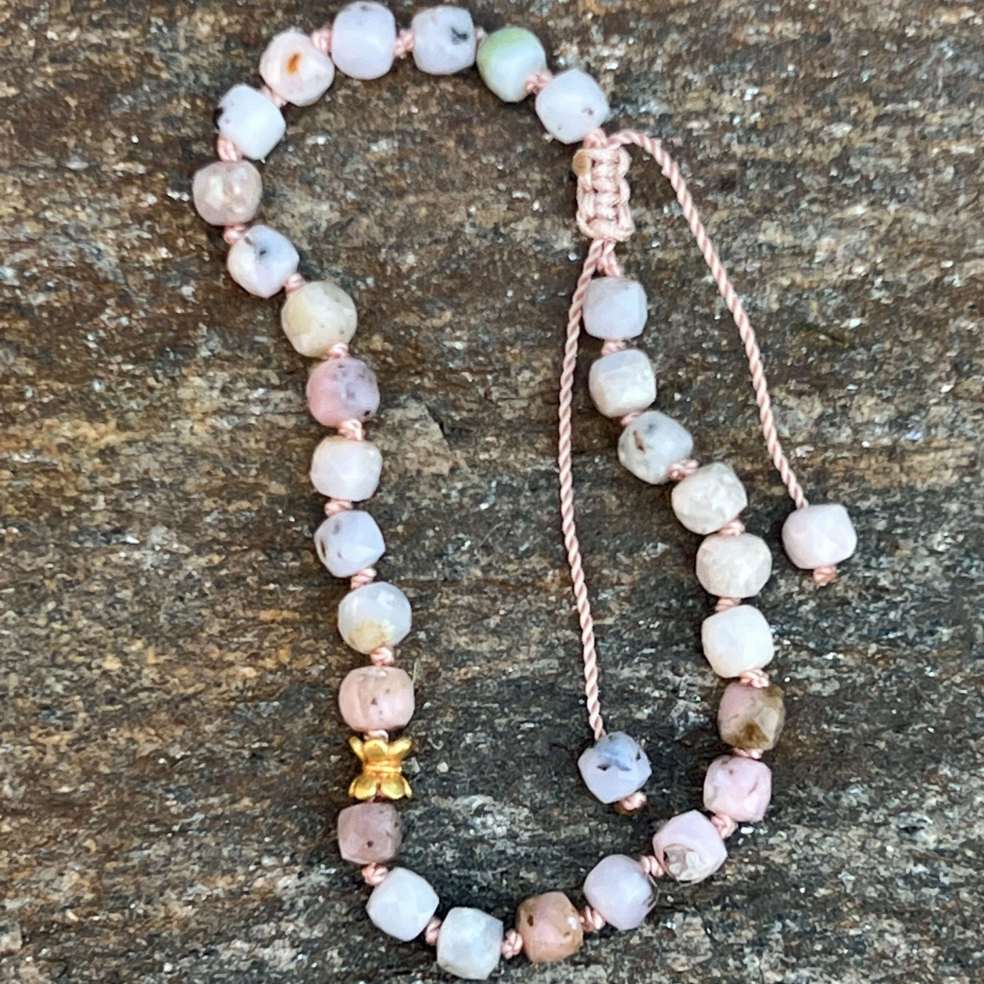 Andenopal Armband pink-weiss-grünlich mit  900er Feingold Zierelement Handarbeit