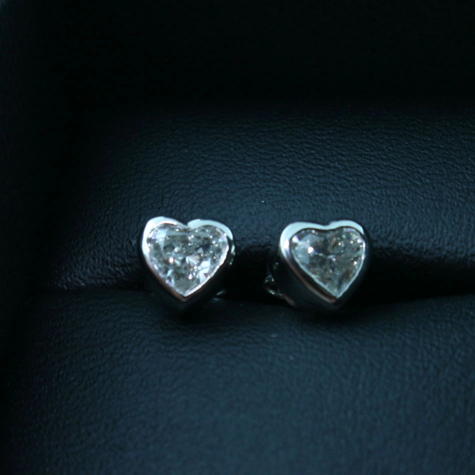 Platin-Herz-Diamant-Ohrstecker, 900er-Platin, 0.42 und 0.40 ct