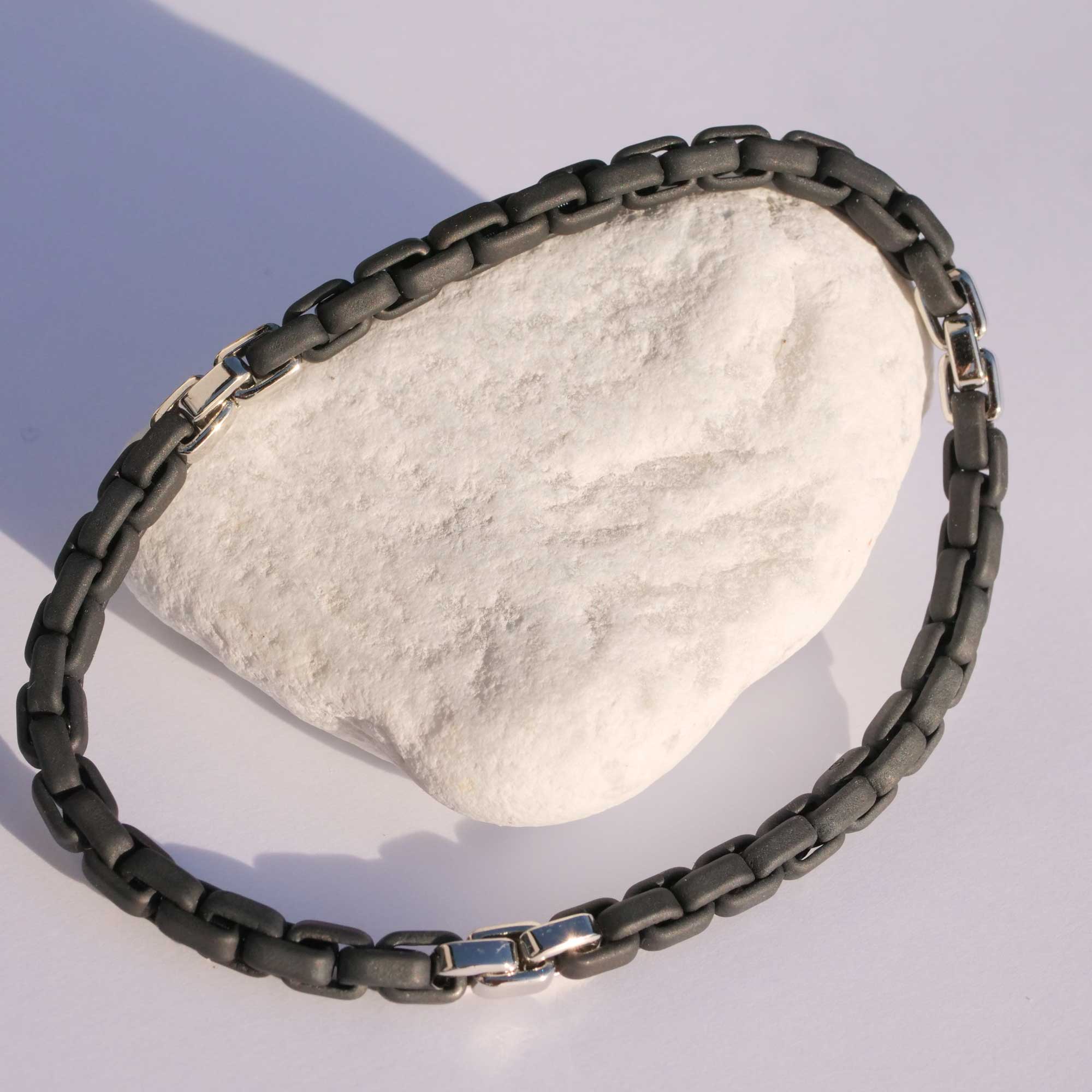 Unisex Armband Moove Titan schwarz matt 950er Platin von Silhouette Schmuck Bentner  