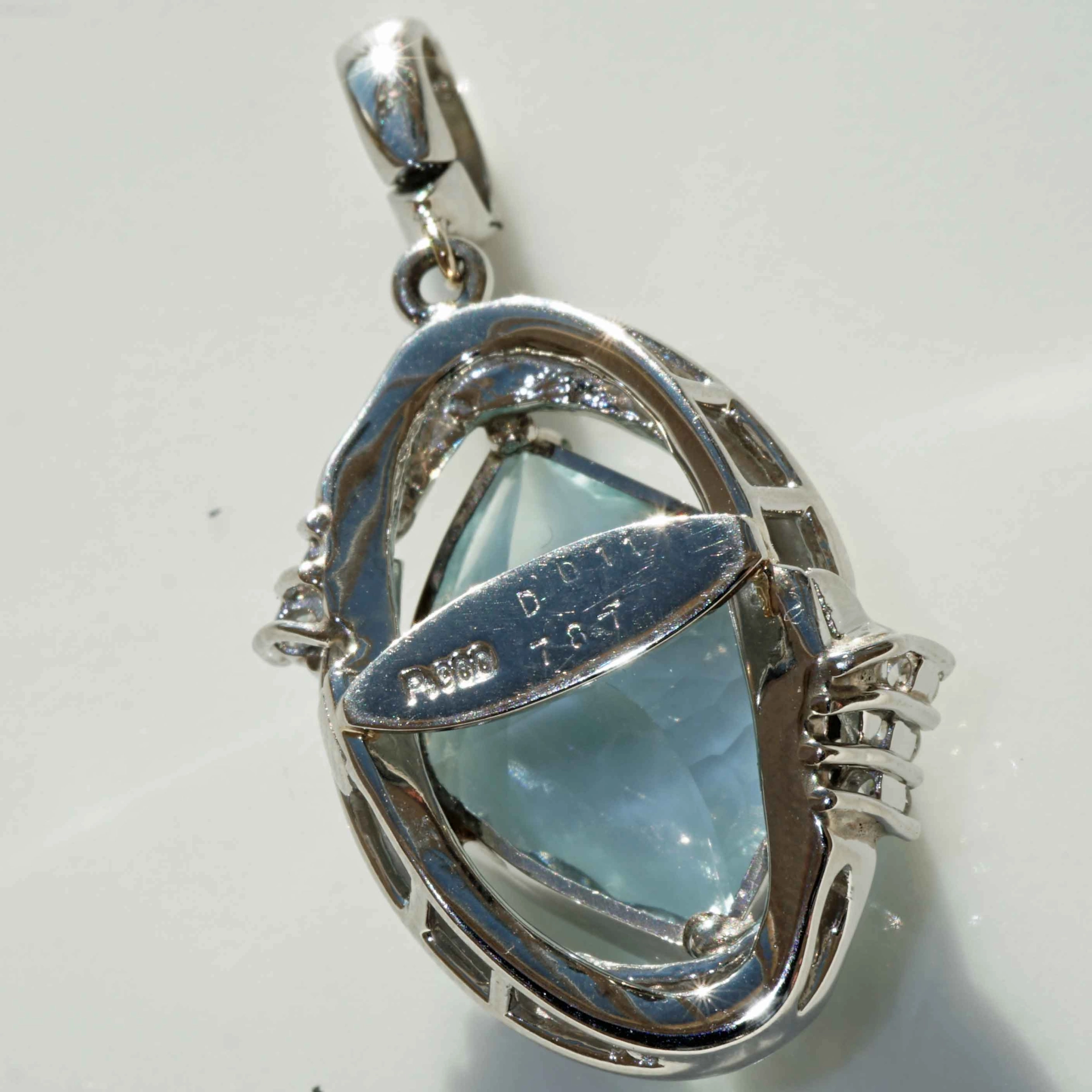 Aquamarin Brillant Anhänger 7.87 ct 0.11 ct Platin 900er 11 Gramm Phantasieschliff