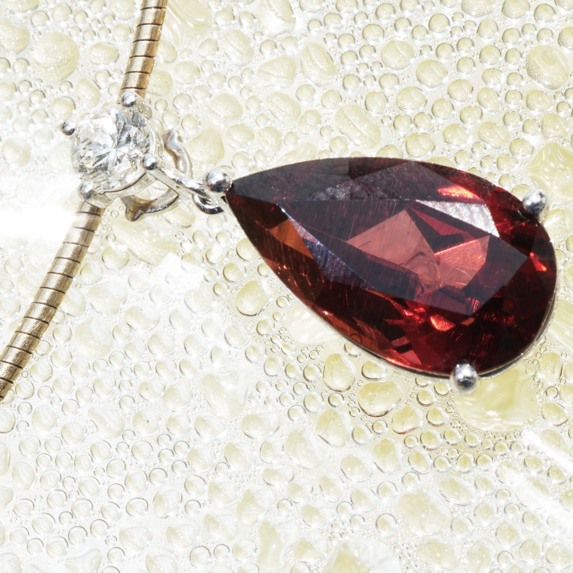 Rhodolith Brillant Anhänger 750er Weissgold IGI Zertifikat 6 ct 0.22 ct ...was für ein Rot!