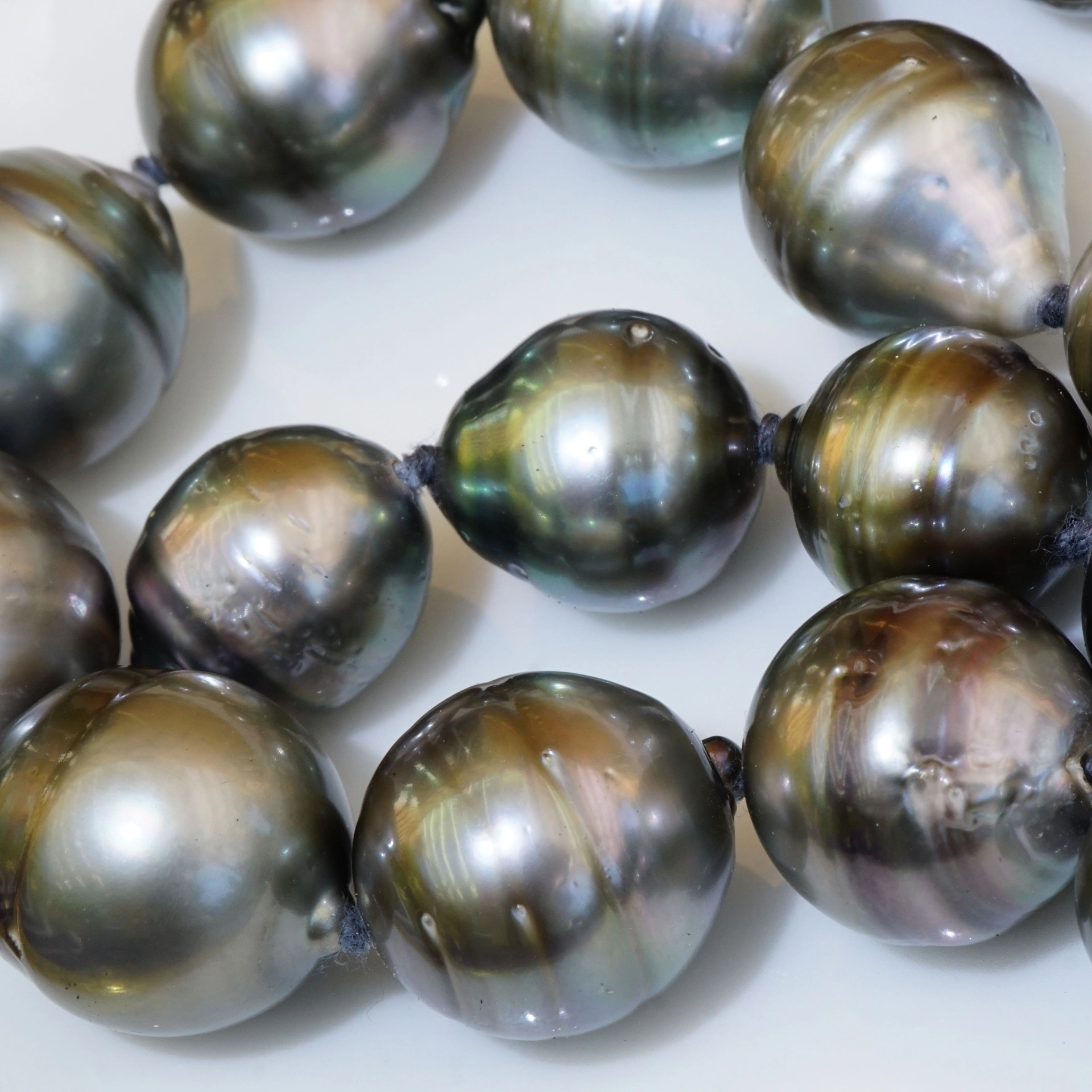 Repräsentativer Tahiti Zuchtperl Barock Strang 12-15 mm D.  geknüpft für Wechselschliessen