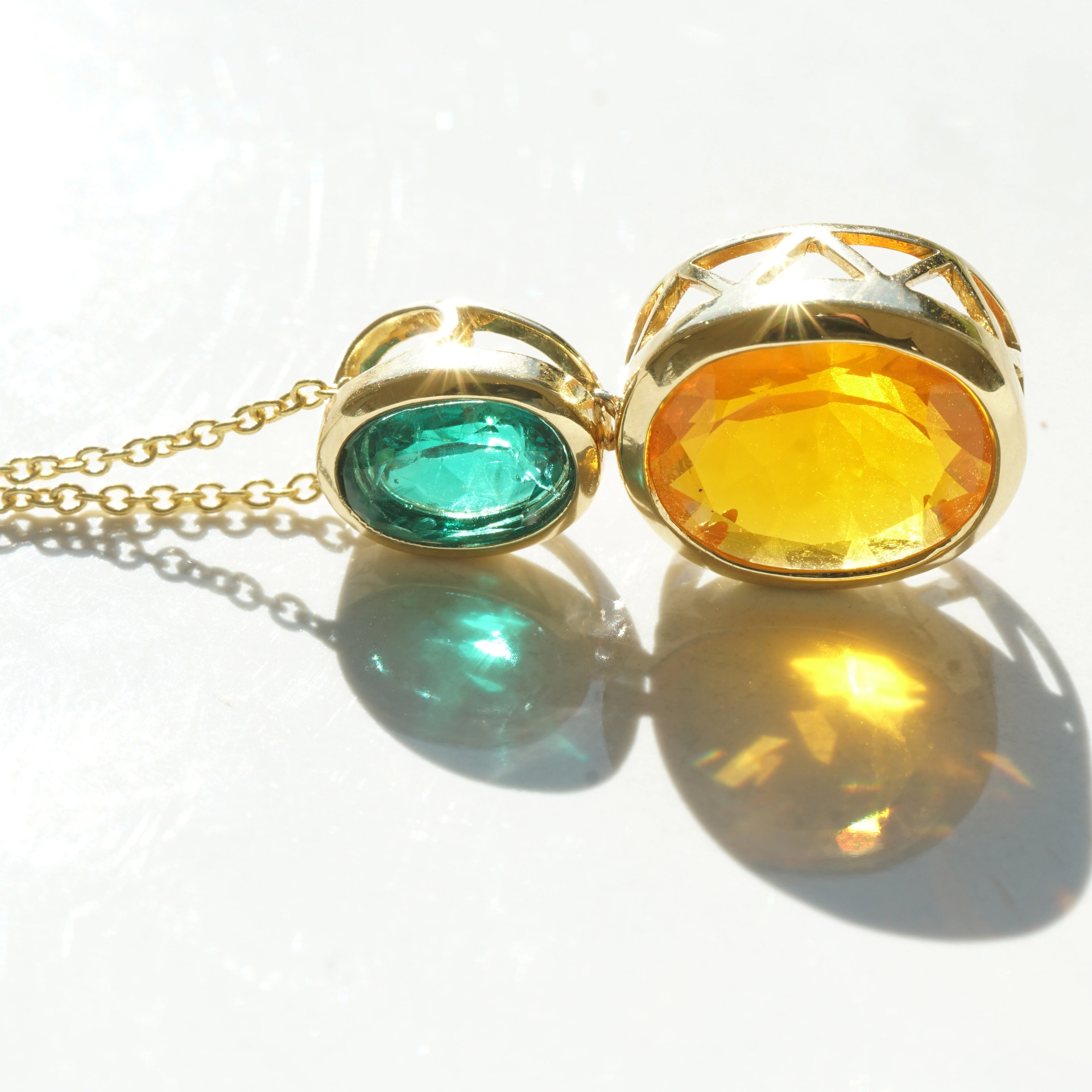 Smaragd Feueropal Anhänger m. Kette 750er Gelbgold 2.24 ct 0.66 ct AAA+
