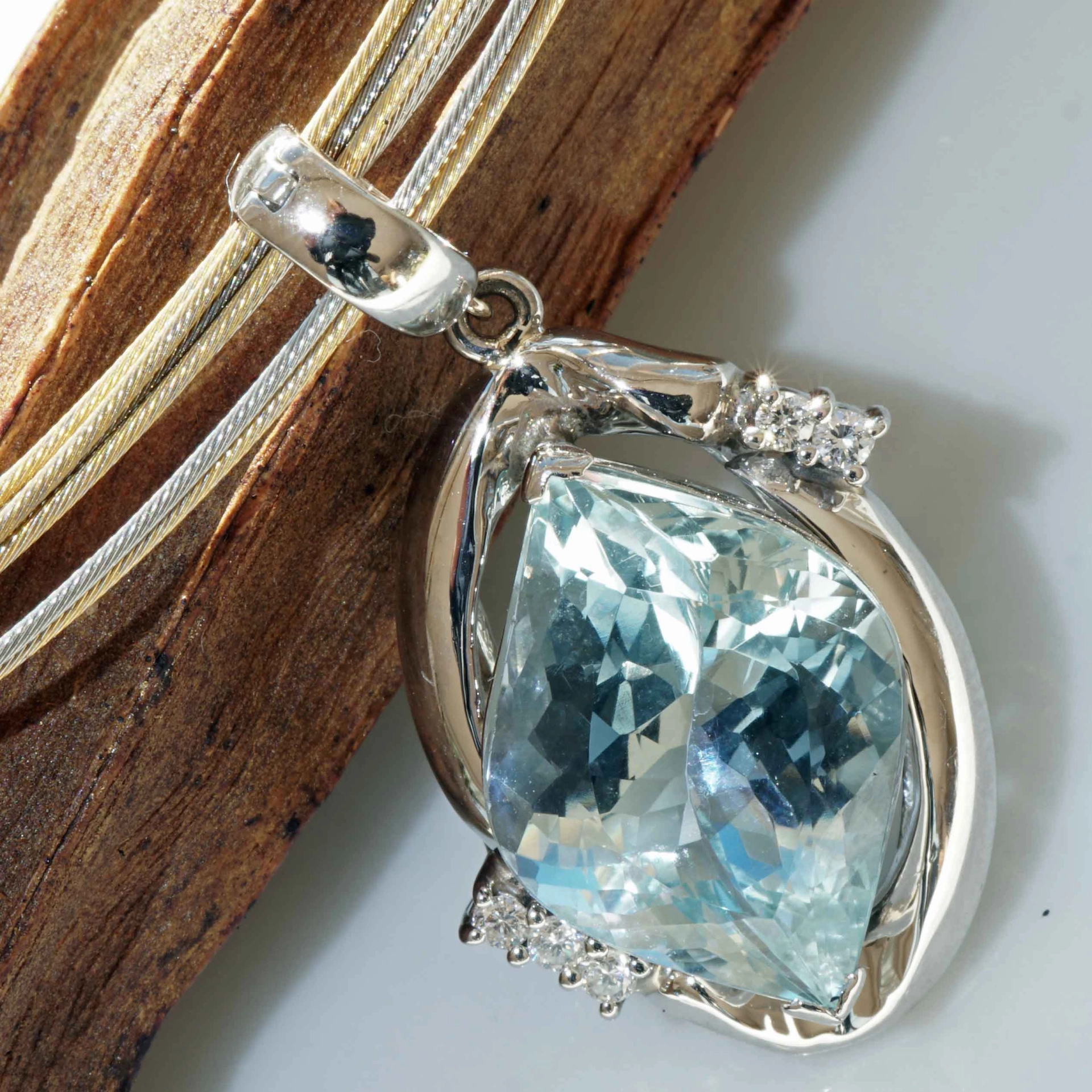 Aquamarin Brillant Anhänger 7.87 ct 0.11 ct Platin 900er 11 Gramm Phantasieschliff