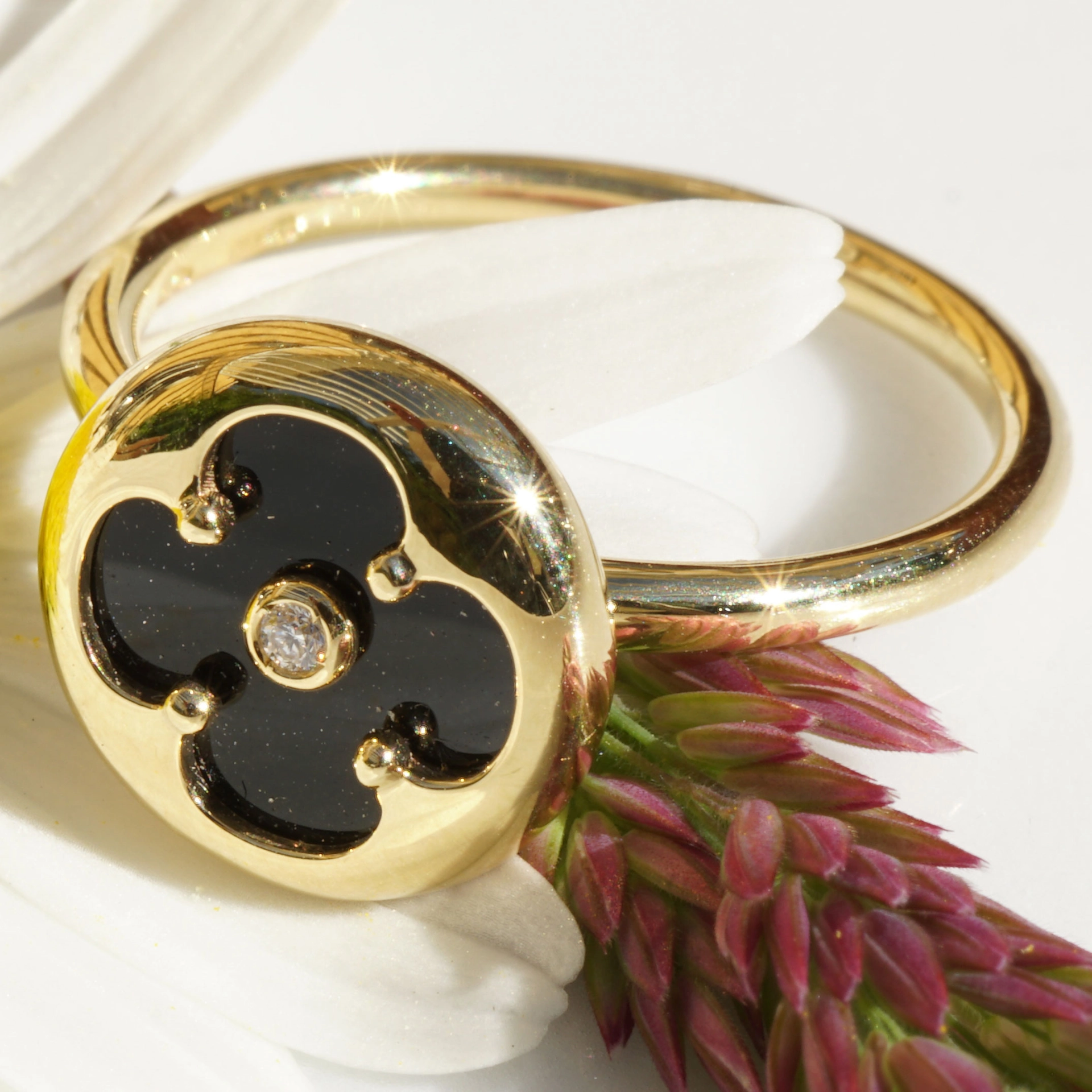 Kleeblatt Ring mit Onyx und Brillant 750er Gelbgold angefertigt in unserem Traditionsbetrieb
