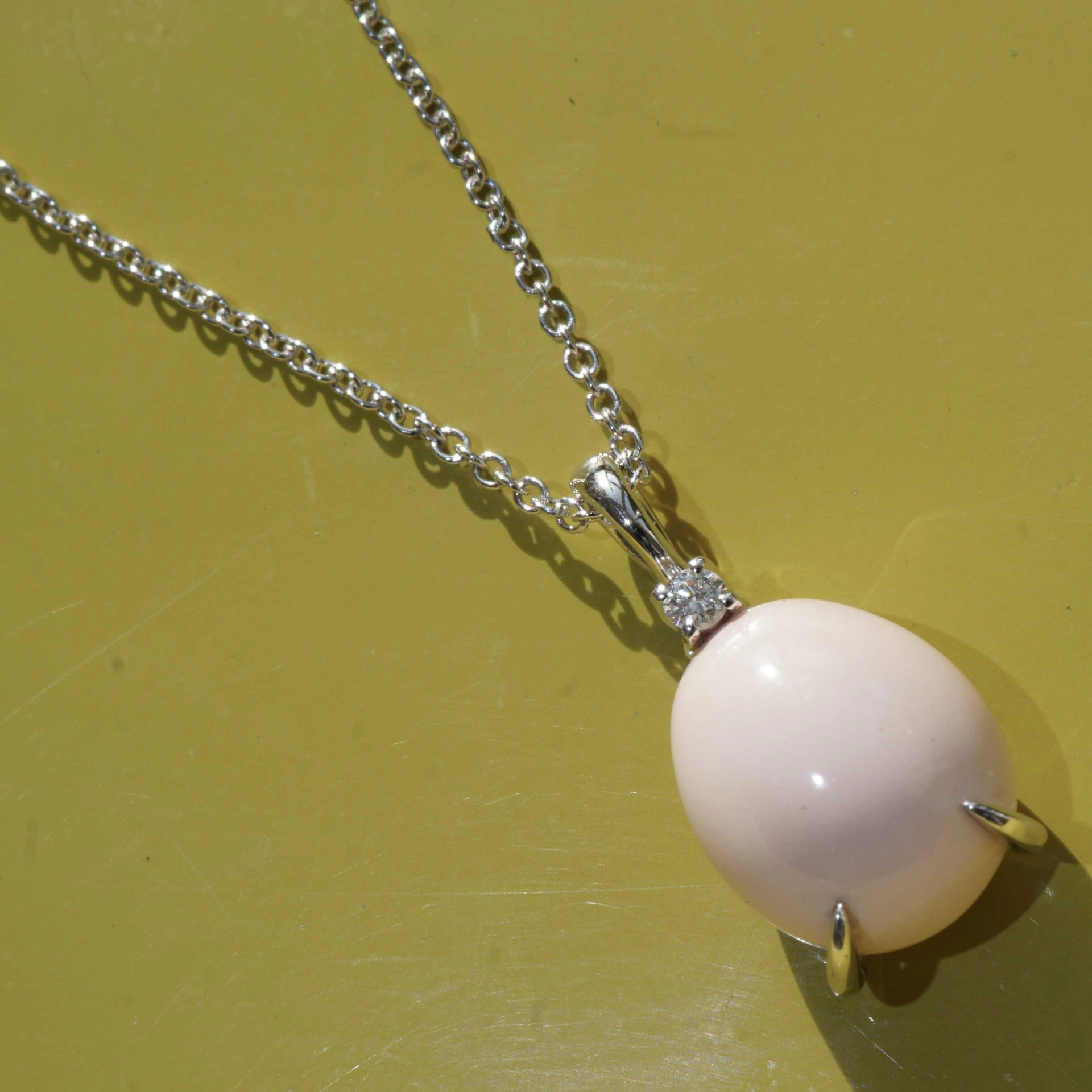 Engelhaut Korall Diamant Anhänger Drop 750er Weissgold entzückend 3.55 ct 0.02 ct mit Kette