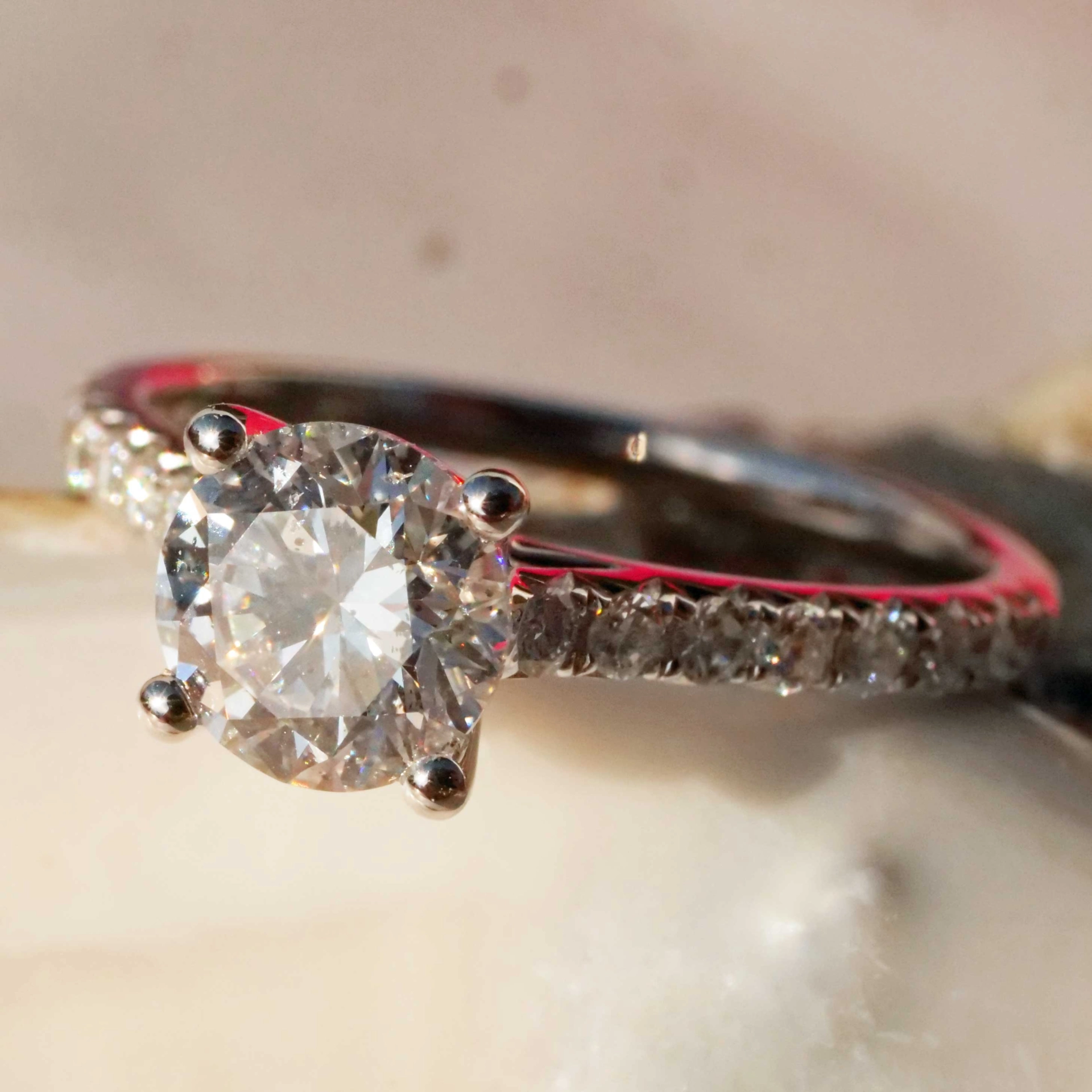 Ring mit Brillant rund 1.01 ct E / hochfeines weiss P1 750er Weissgold GIA Gutachten