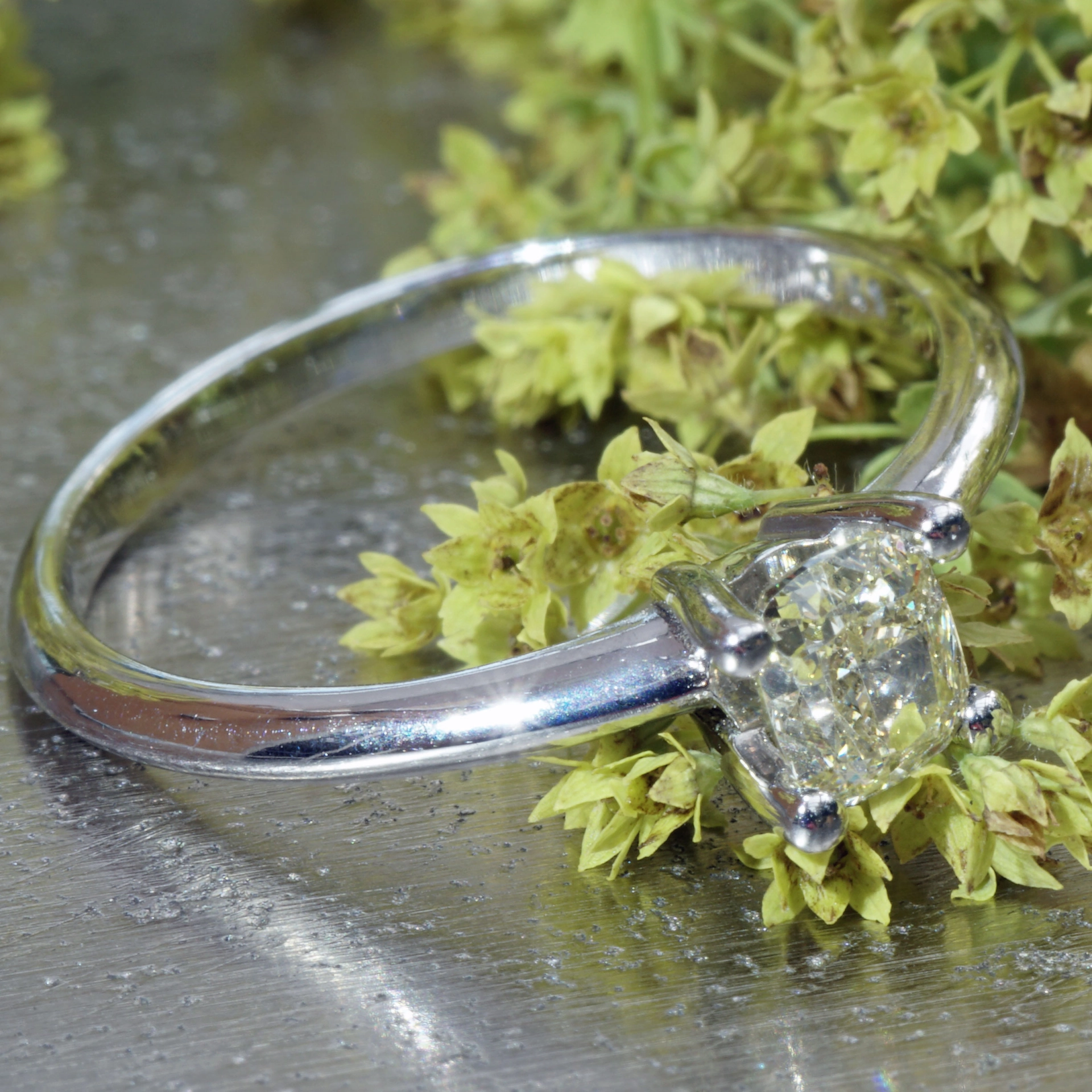 Fancy Yellow Diamant Ring NATURFARBE Cushion 0.41 ct 750er WG Silhouette Schmuck Bentner