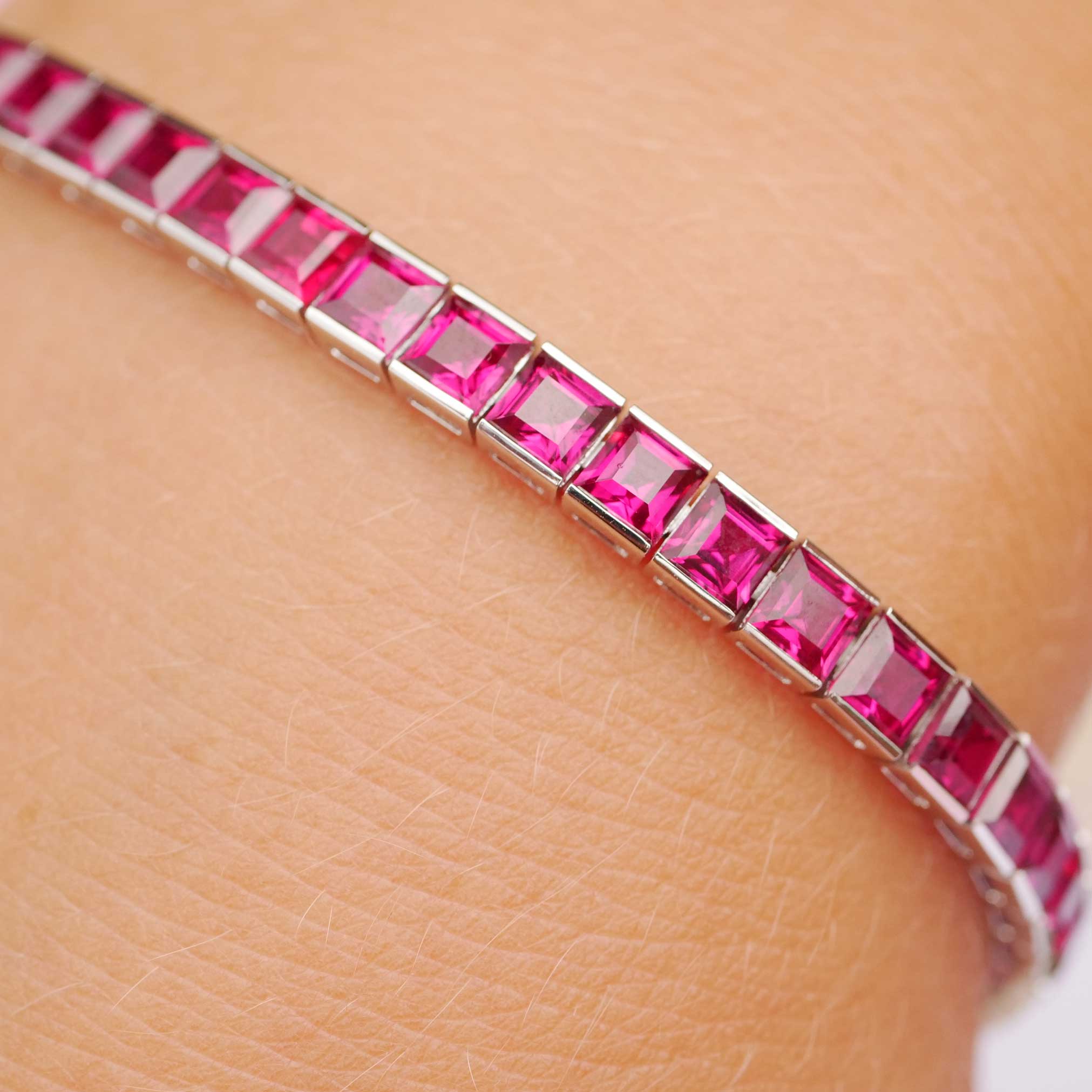 950er Platin Armband mit leuchtend knallroten Saphircarrees  total ca. 15.30 ct 16,5 Gramm WOW