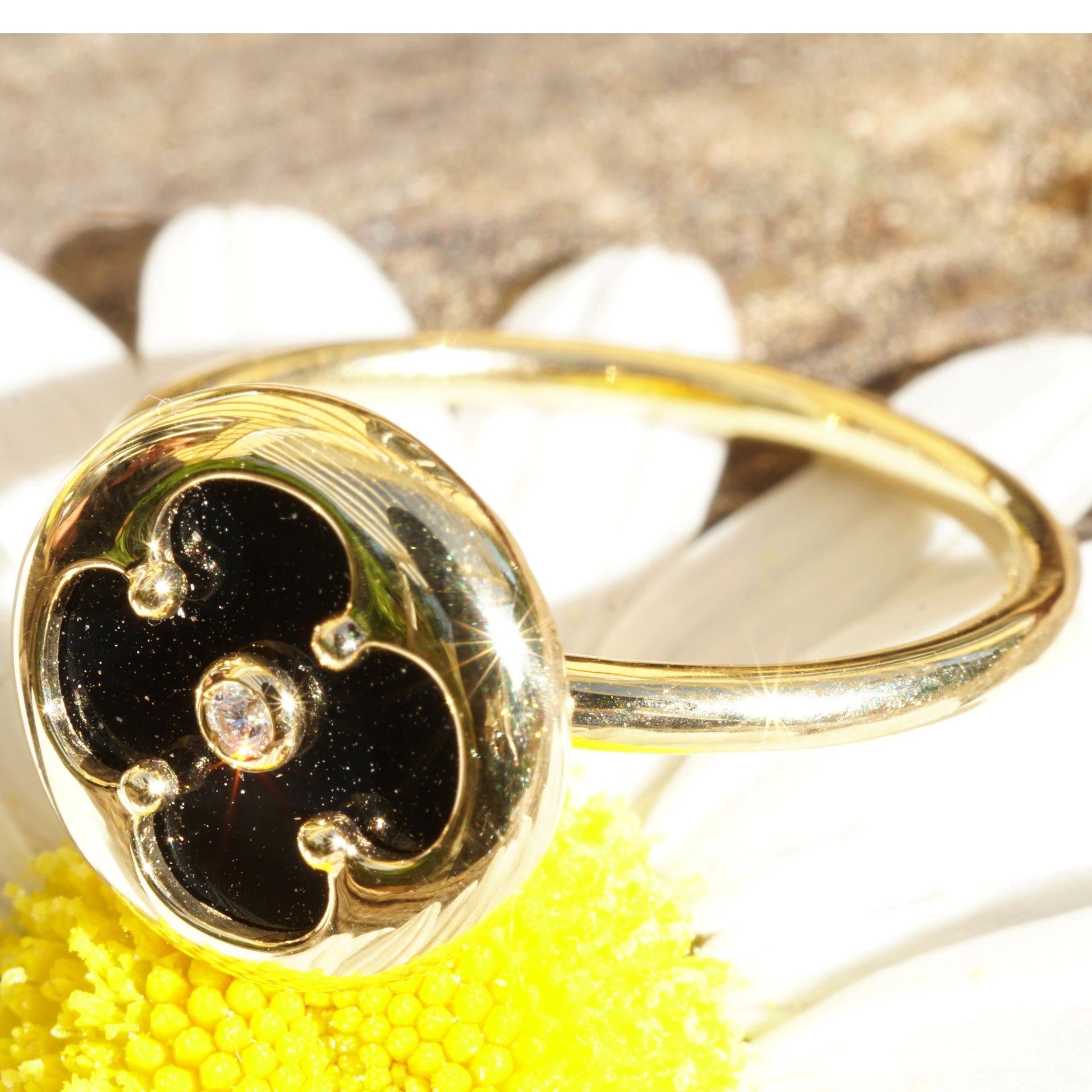 Kleeblatt Ring mit Onyx und Brillant 750er Gelbgold angefertigt in unserem Traditionsbetrieb