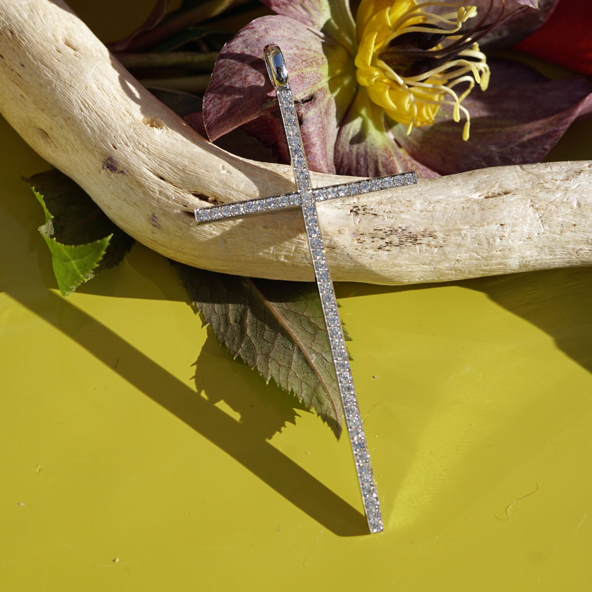 Kreuz Anhänger 62 x 28 mm Cooles Design 0.49 ct W / VS-SI 750er Weissgold