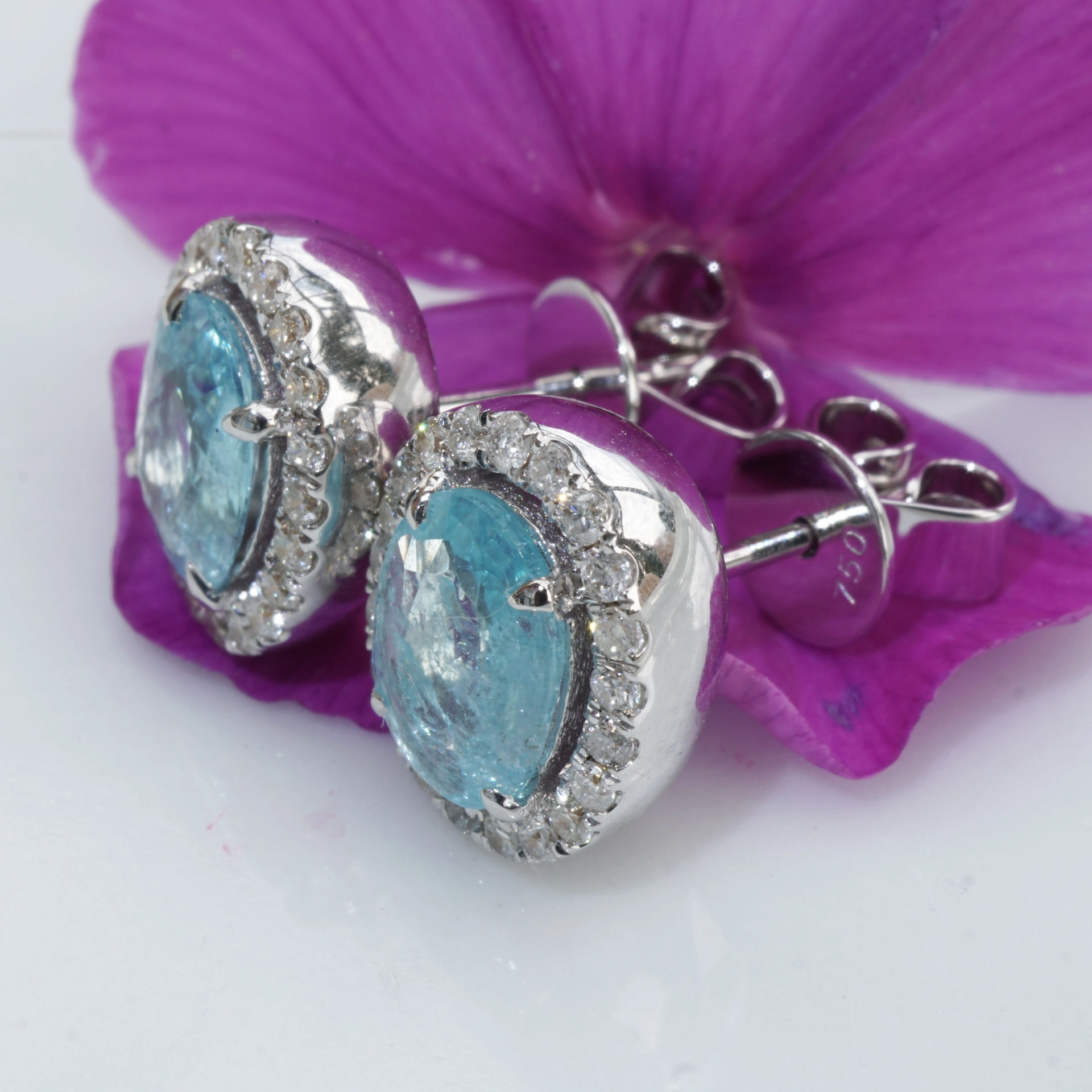 Paraiba Turmalin Ohrsteckern 1.48 ct 0.37 ct AAA 750er Weissgold SCHWIMMBADBLAU