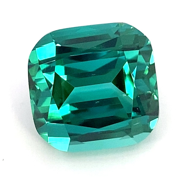 grün blauer Turmalin-weisser hintergrund