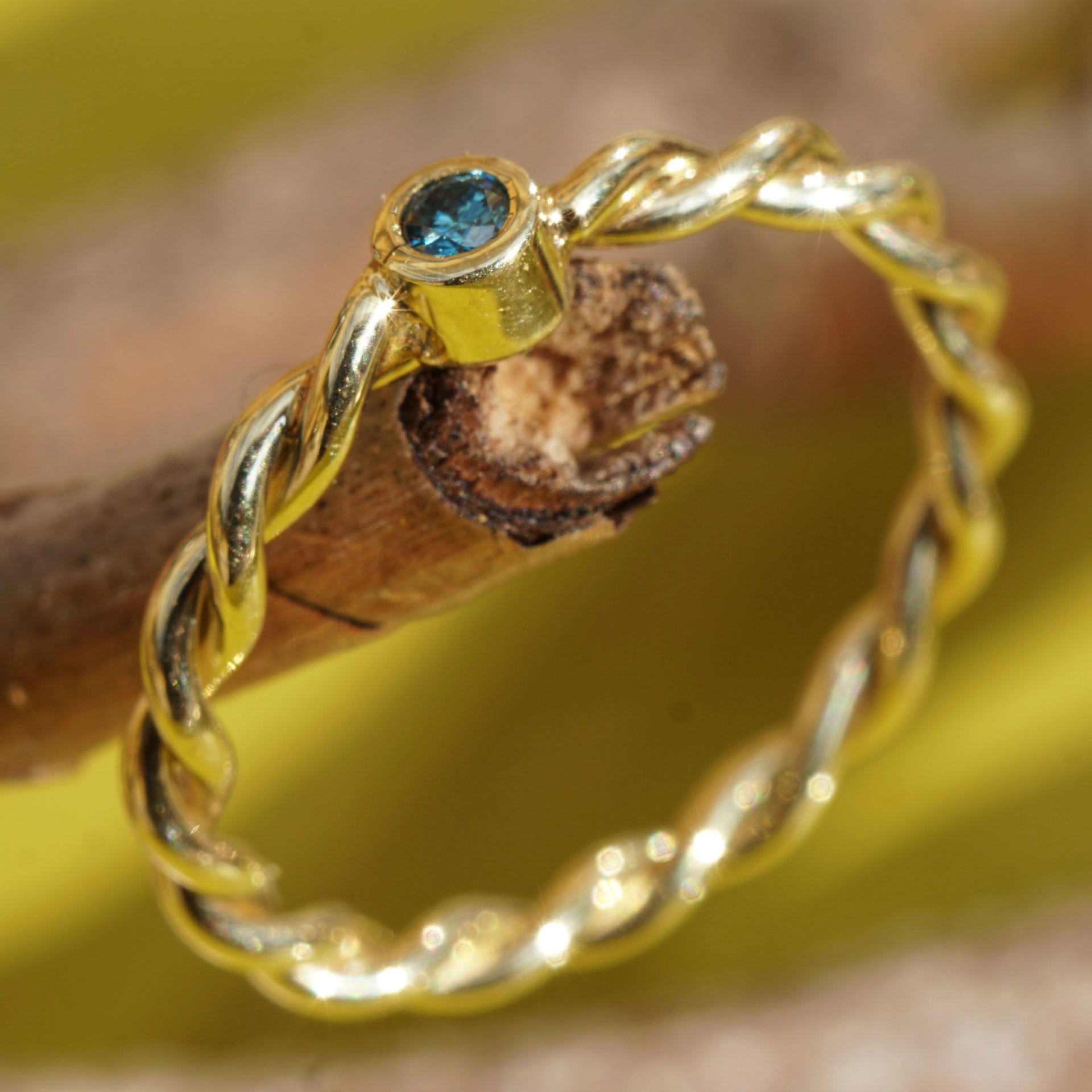 Diamant Seil Ring blauer Vollschliff Brillanten von 0.03 ct Handarbeit 585er Gelbgold